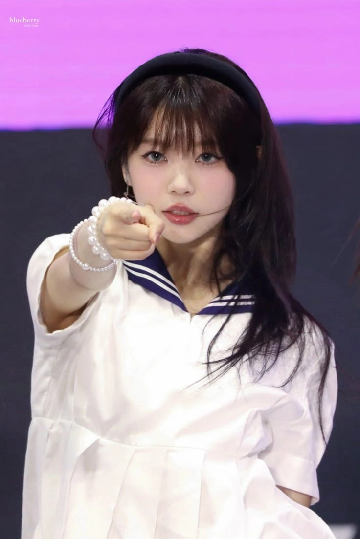 女孩指着什么。