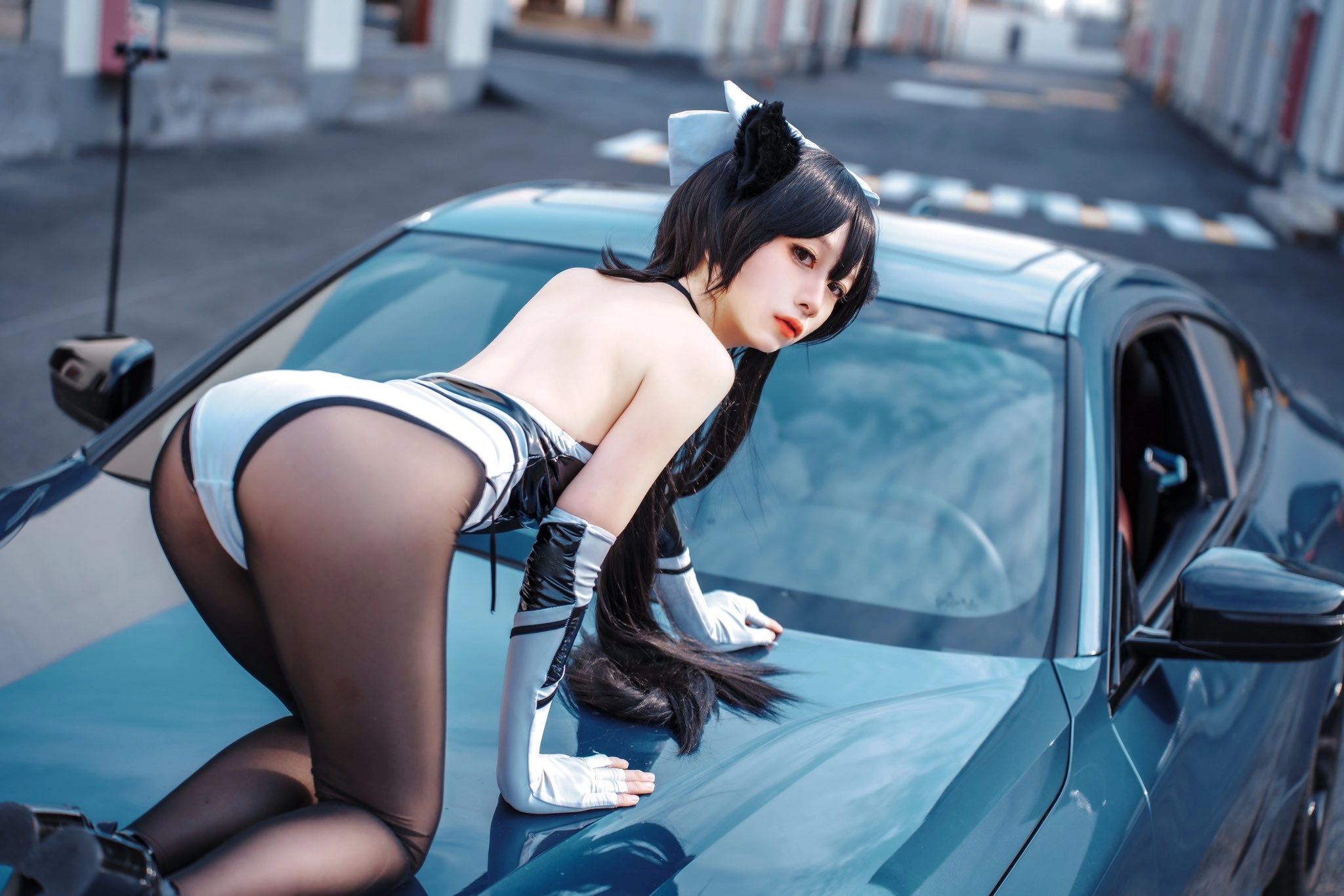 穿着猫的女人在一辆车上露面。