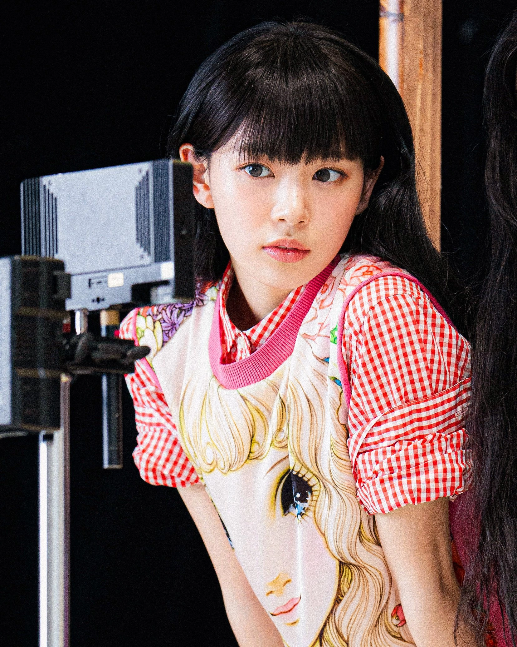 穿着粉红色的衬衫和相机的女孩。