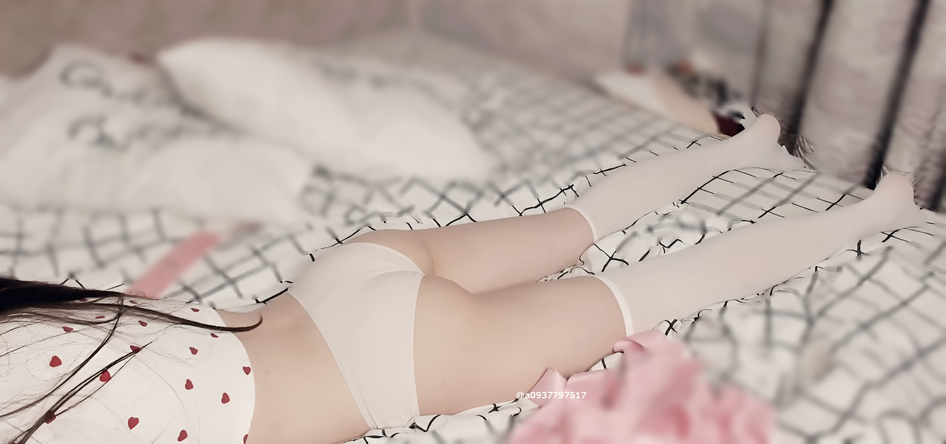 穿着白色内衣的女人躺在床上。