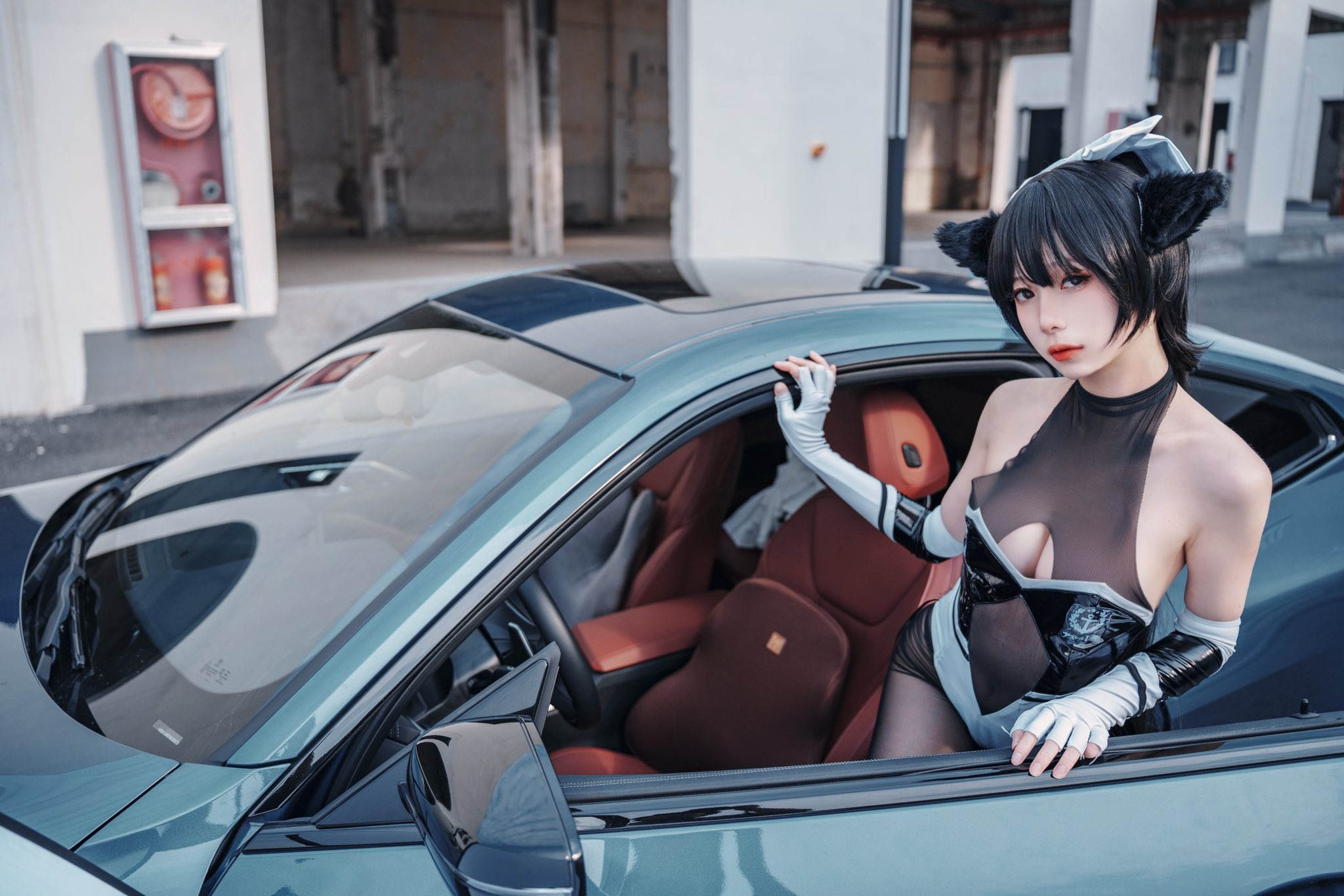 穿着猫的女人在一辆车上露面。