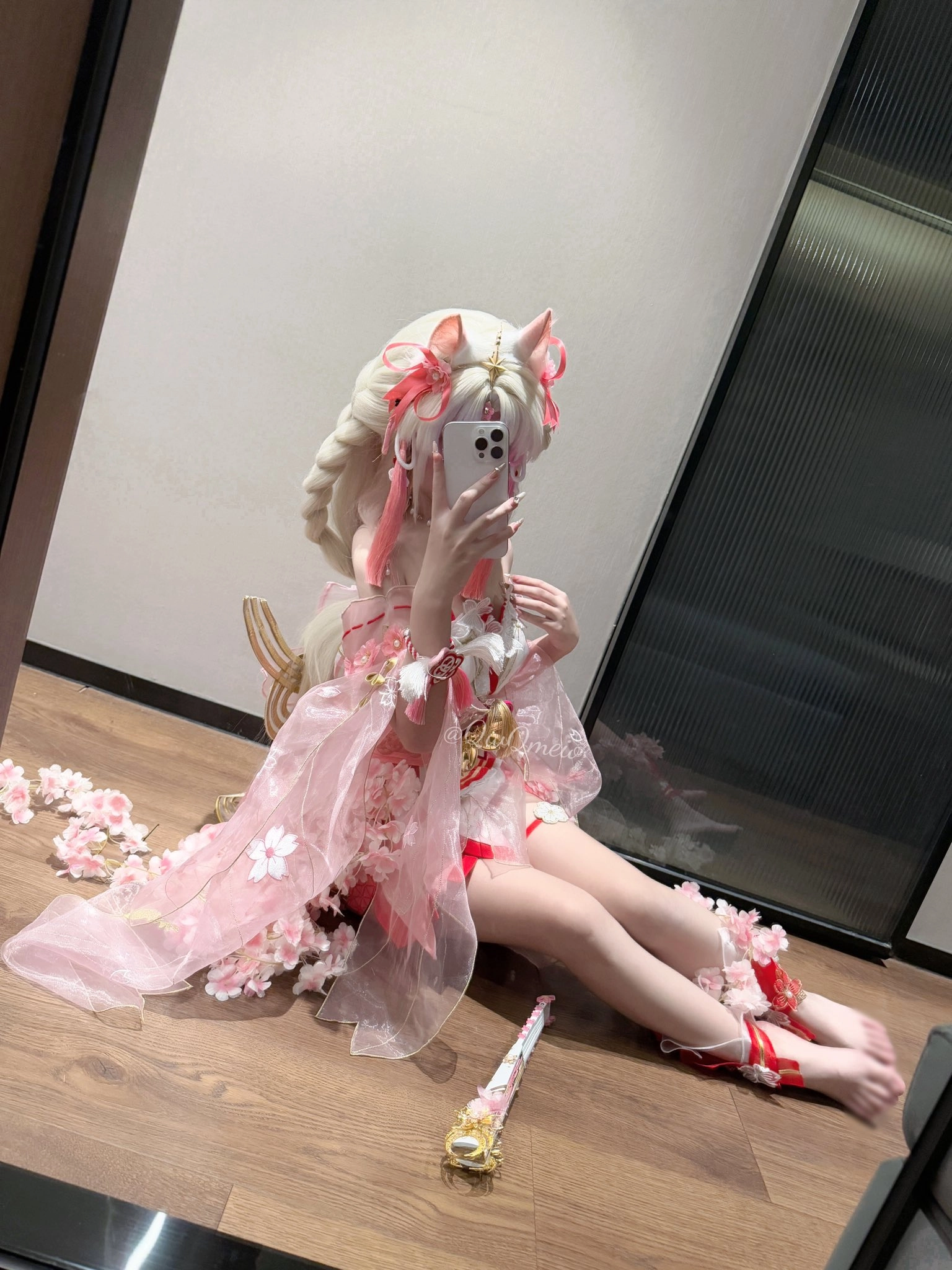 穿着粉红色裙子的女孩拍了一张自拍。