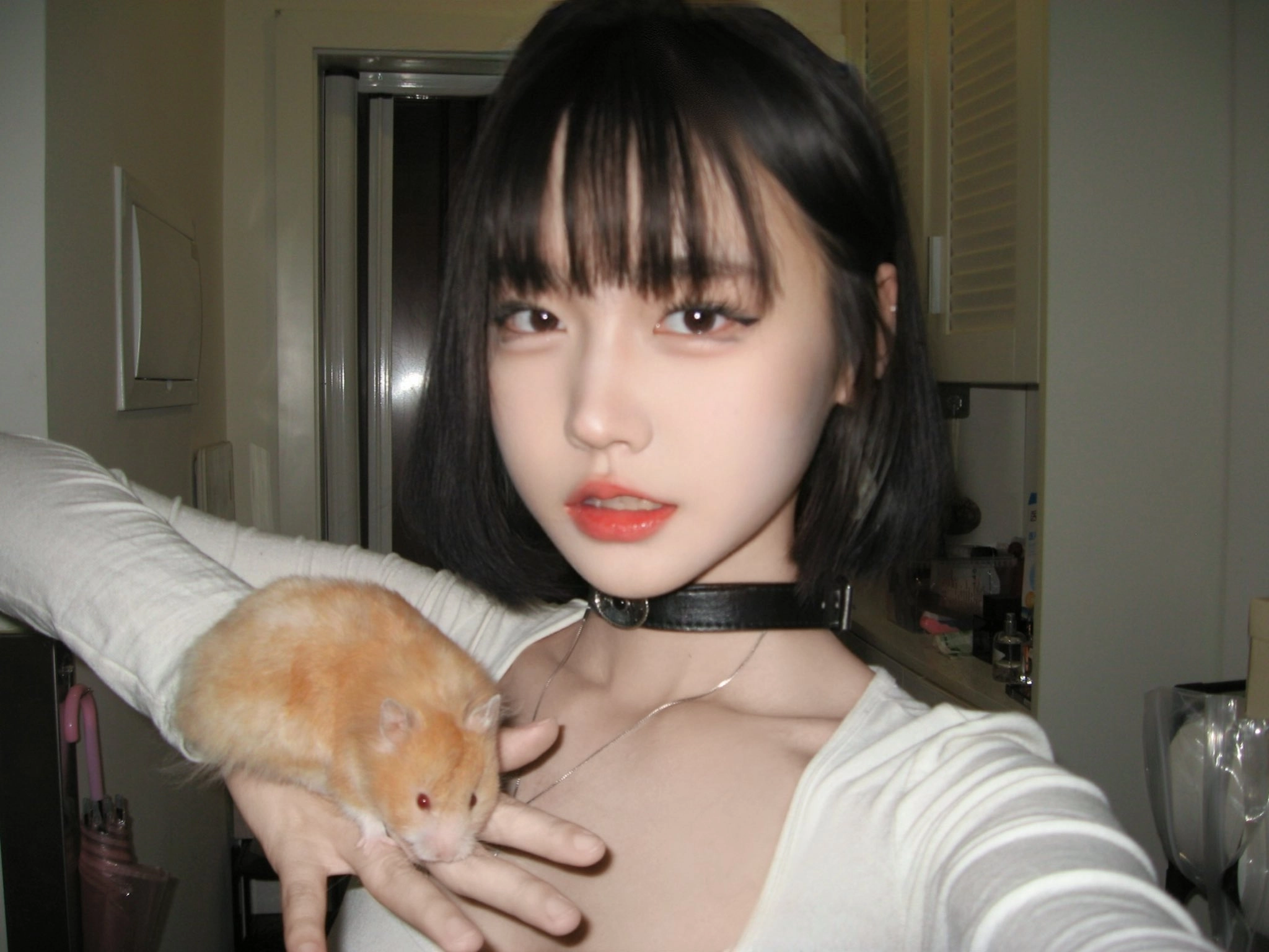 女人抱着一只小棕色的动物。