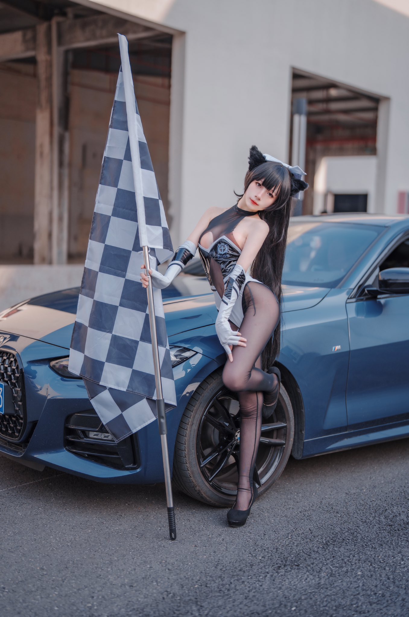 穿着猫的女人在一辆车上露面。