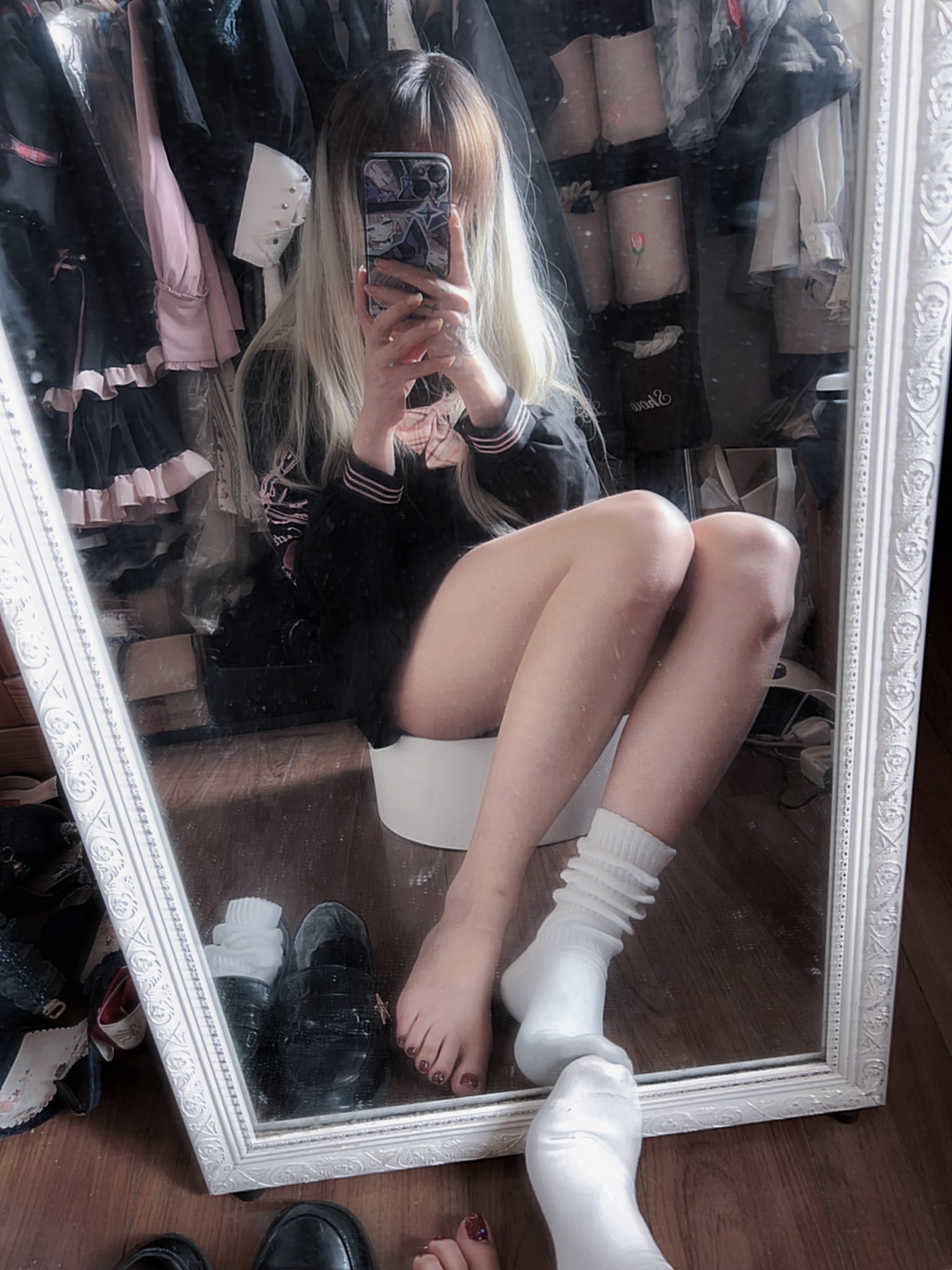 女人在镜子里拍自拍。