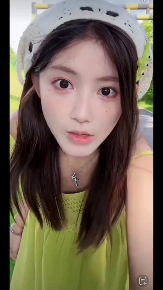 长头发和十字项链的女孩。