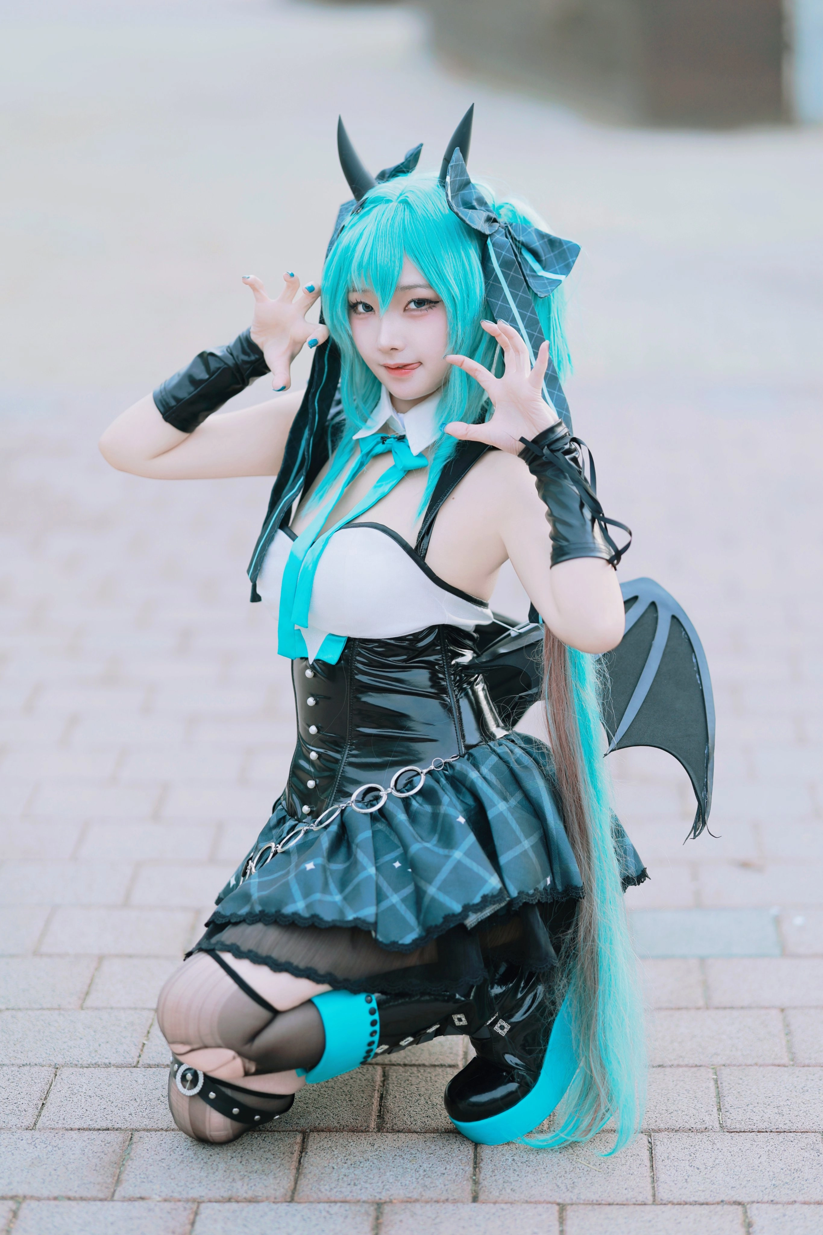 穿着黑色和蓝色裙子的女人,头上有一只蝙蝠。