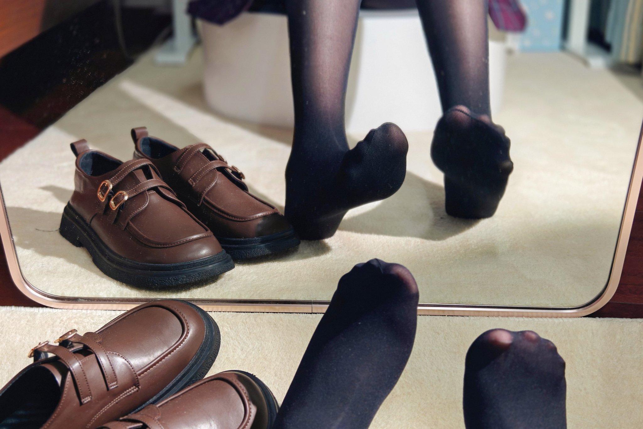 穿着黑袜子和棕色鞋子的男人。