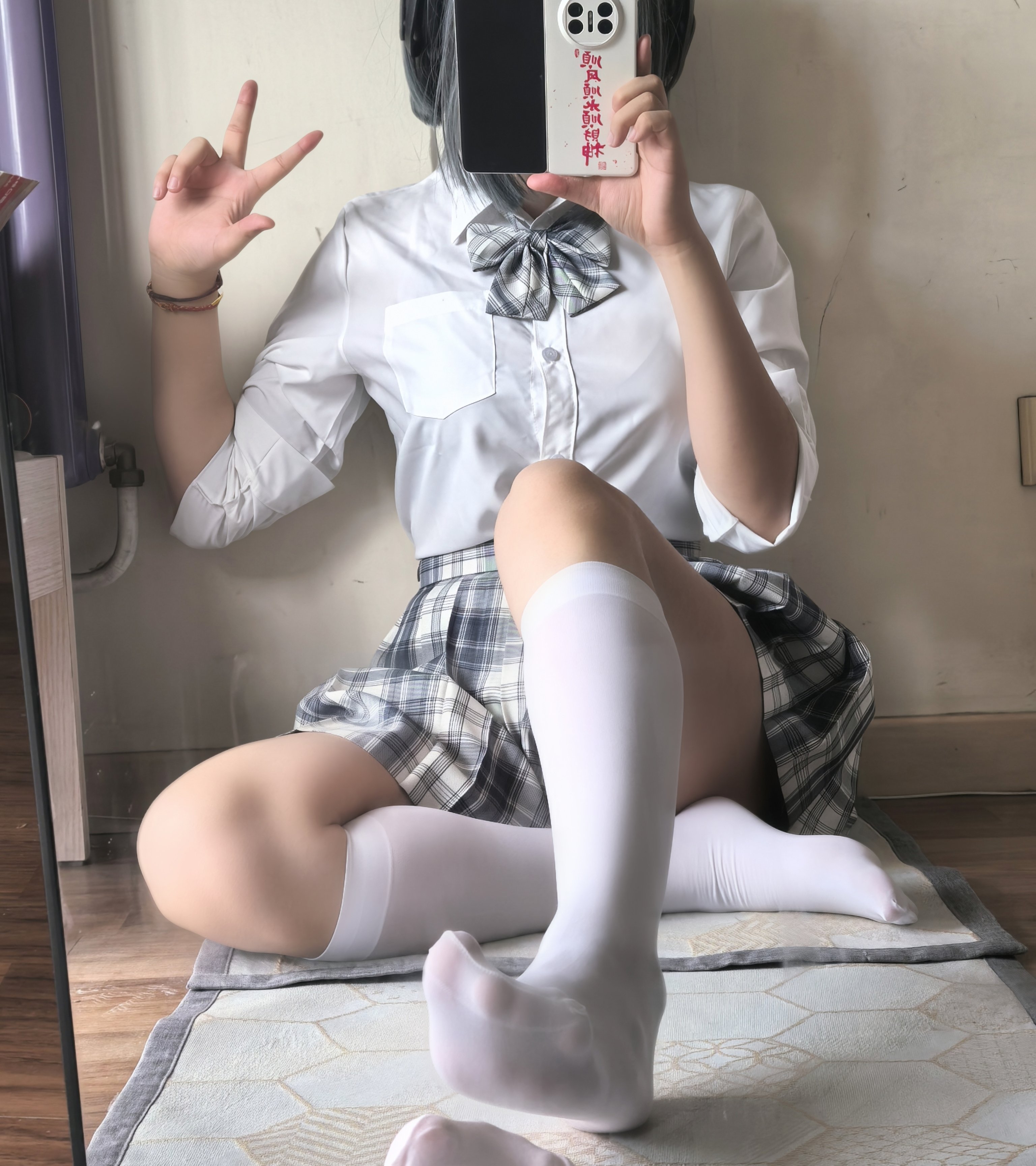 女人用手机拍自拍。