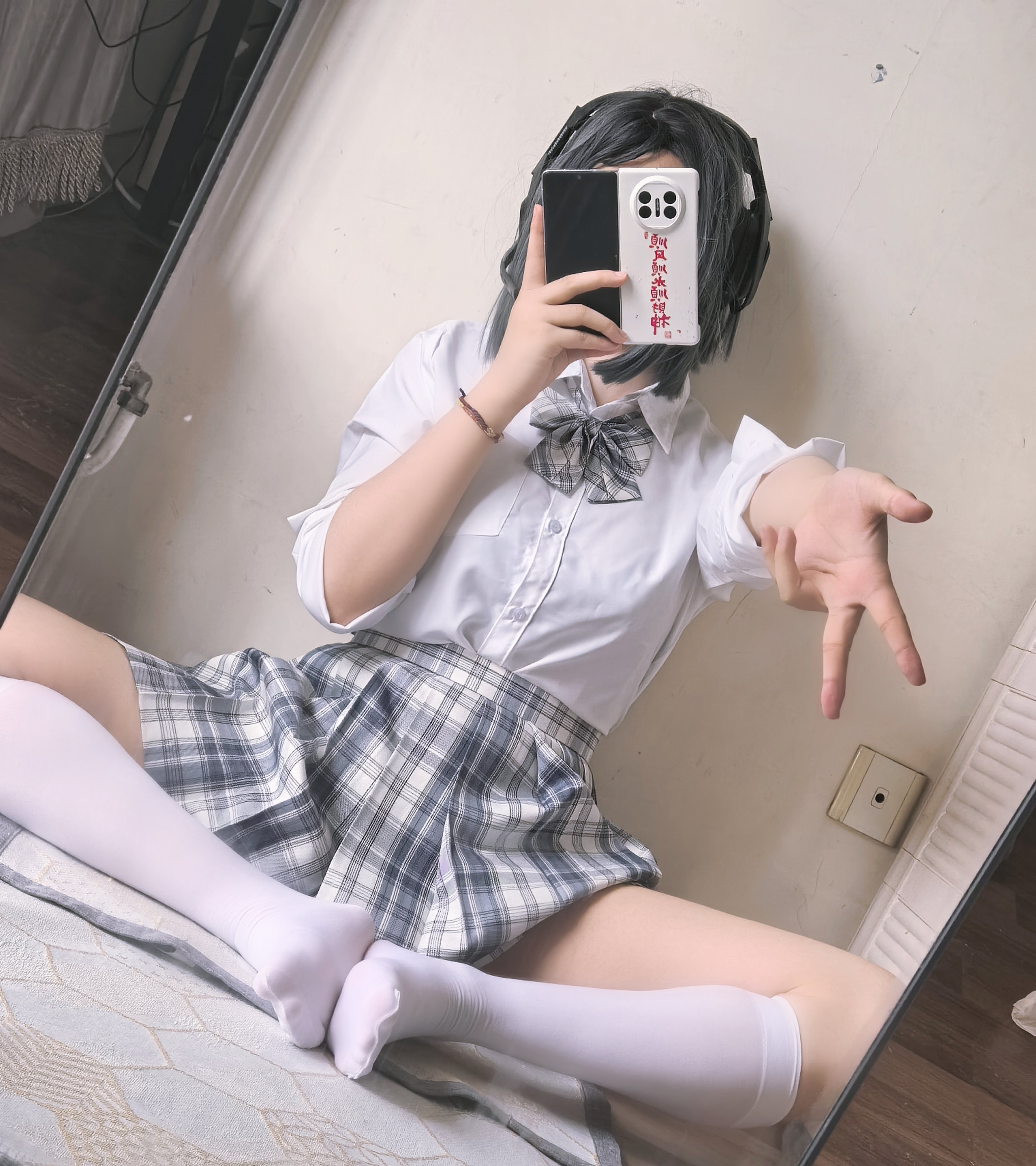 女人用手机拍自拍。