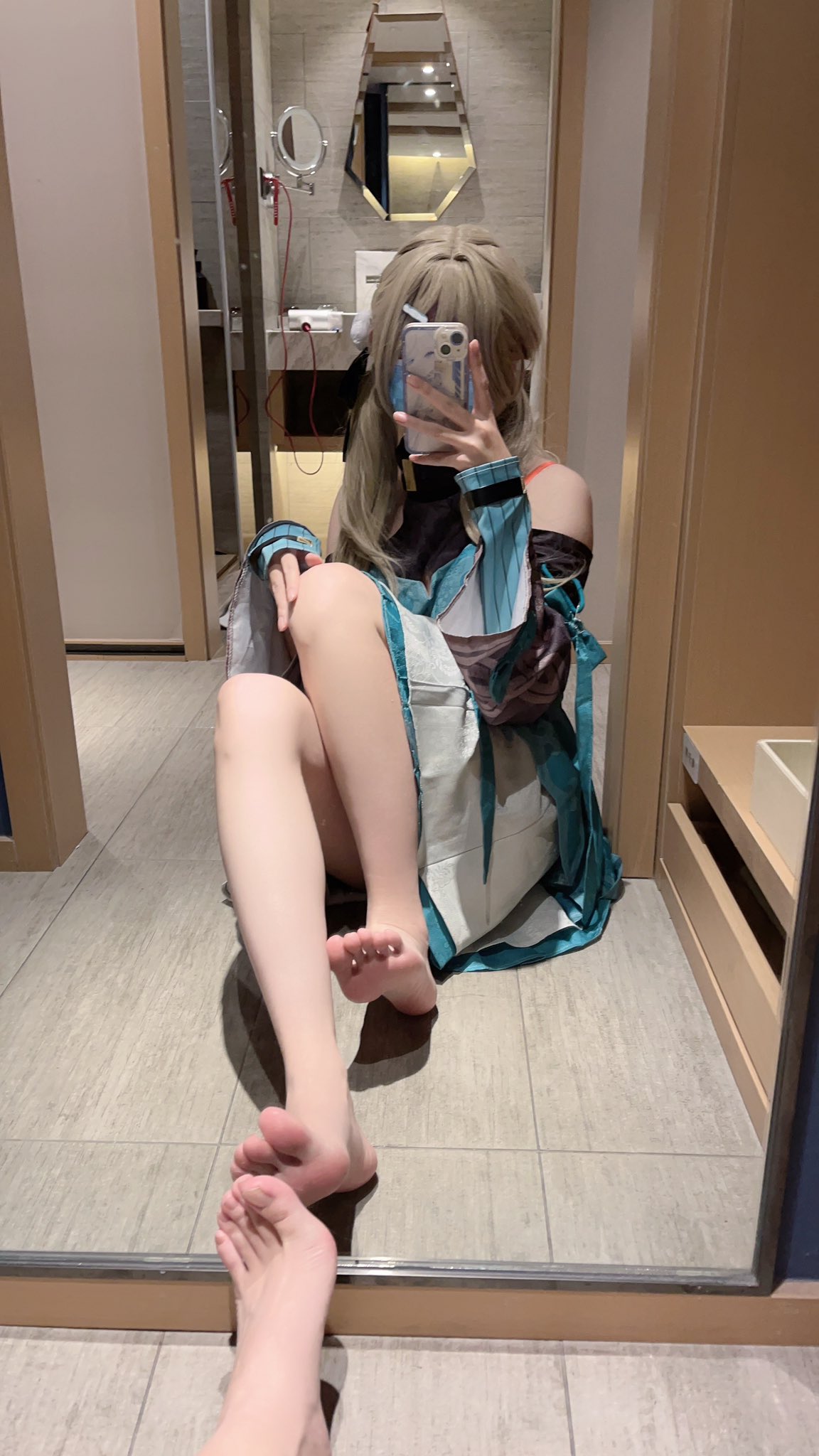 女人在镜子里拍自拍。