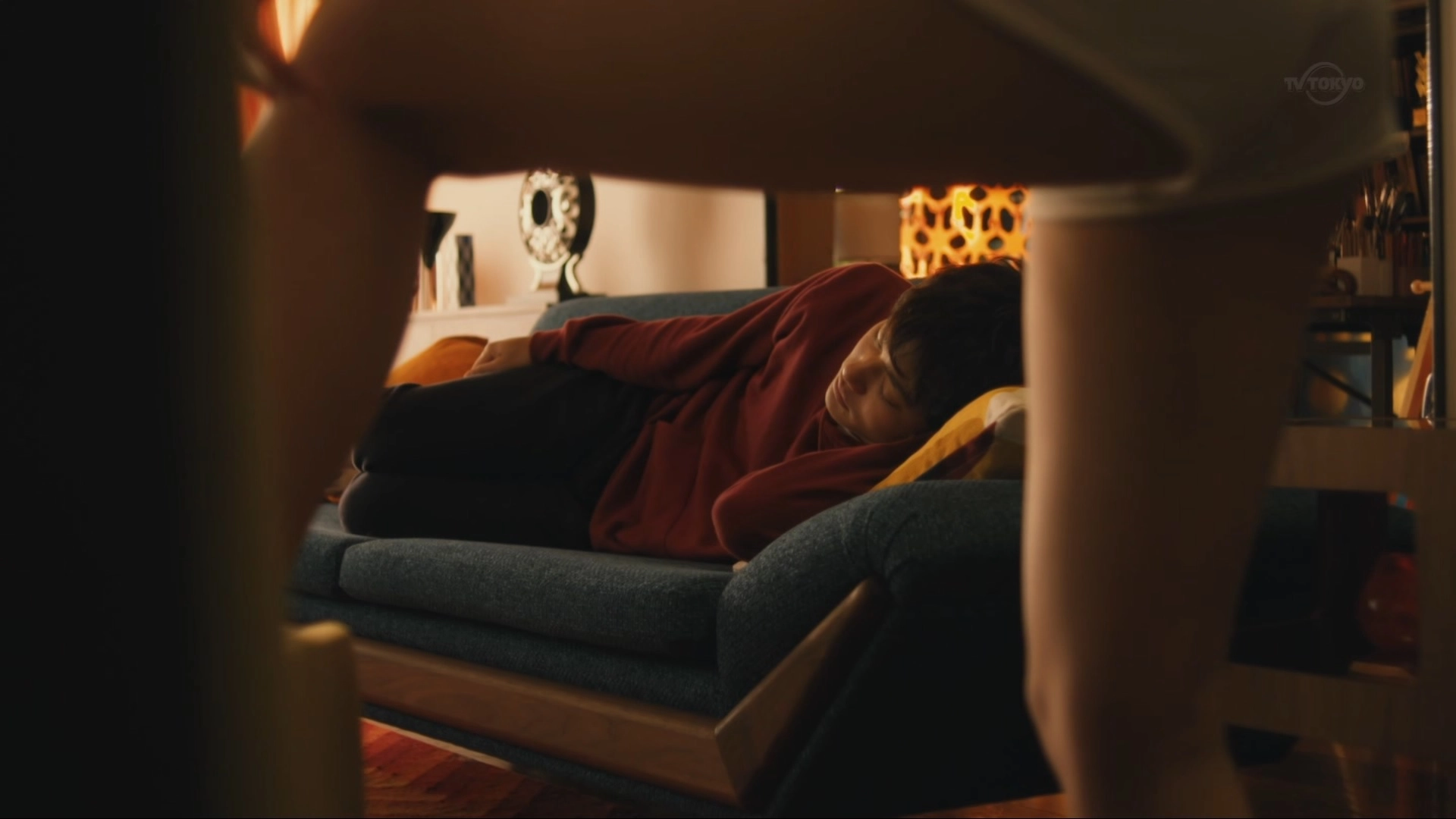 男人睡在沙发上。