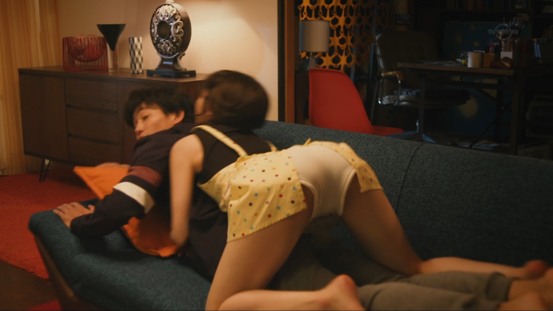 男人睡在沙发上。