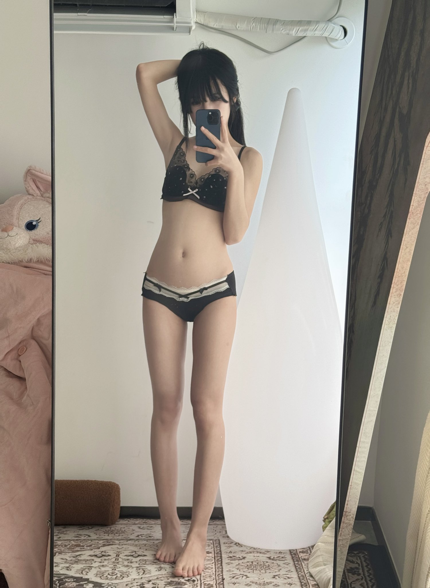 女人在镜子里拍自拍。