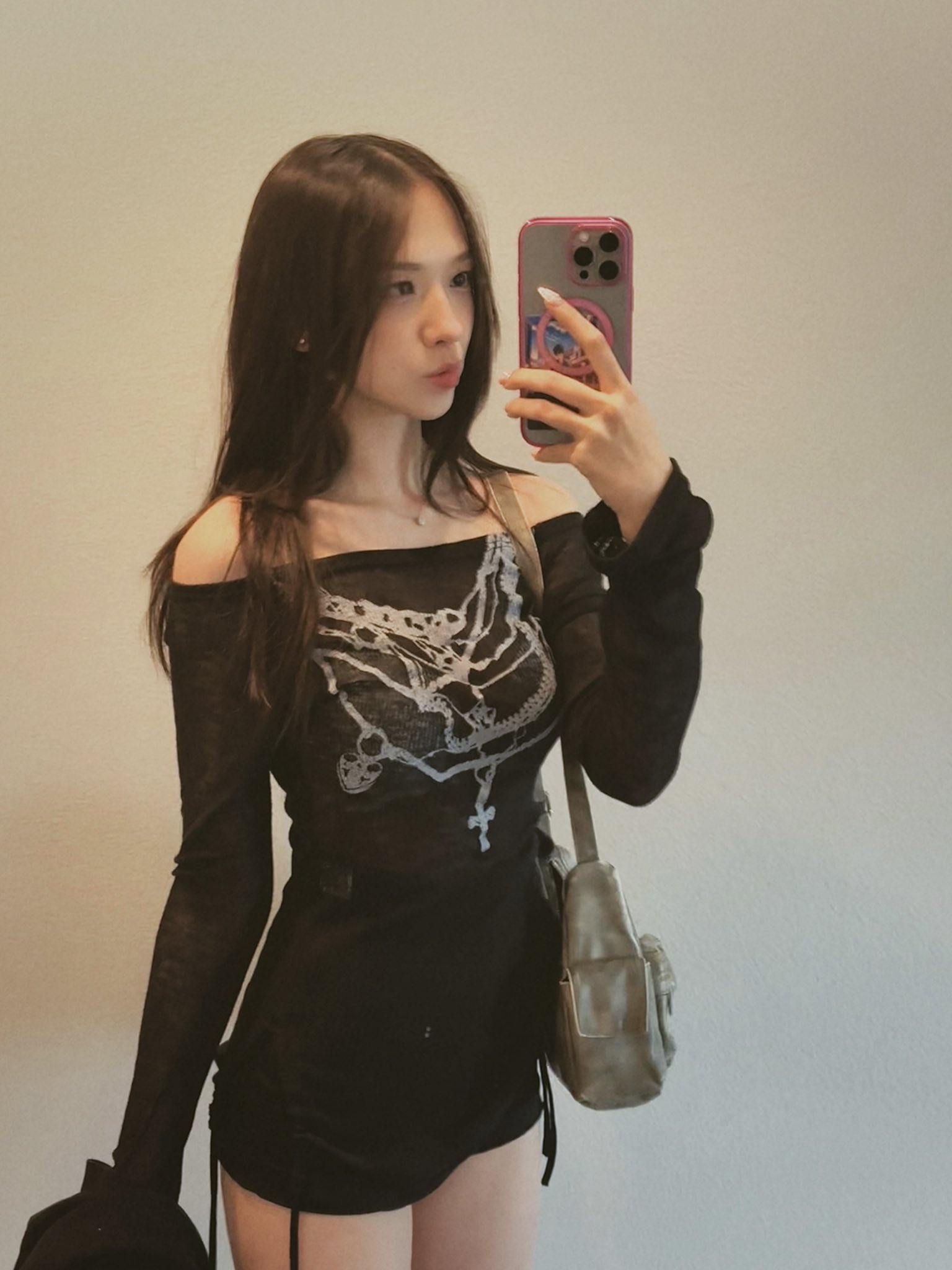 女人用手机拍自拍。