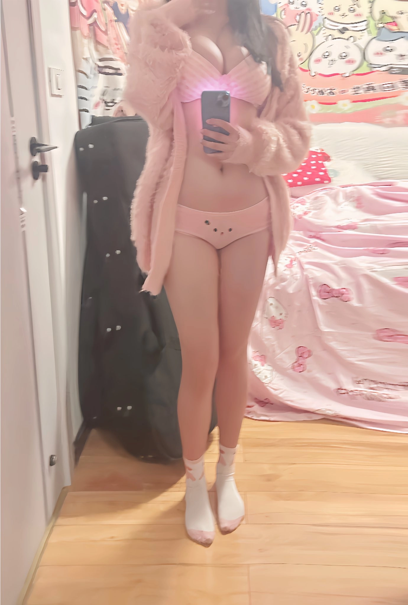 穿着粉红色的Hello Kitty衬衫和粉红色的内衣的女人拍了一张自拍。