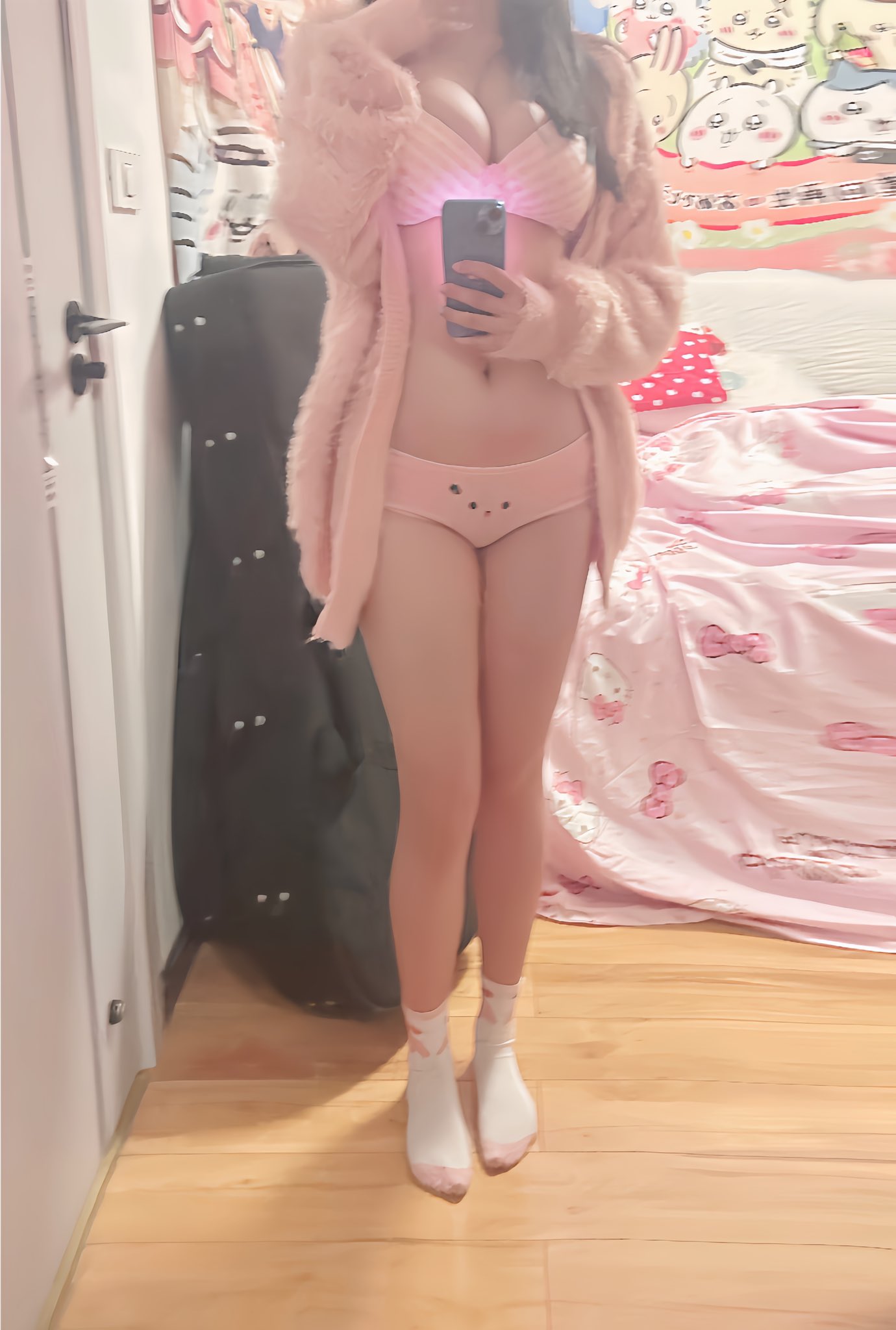 穿着粉红色的Hello Kitty衬衫和粉红色的内衣的女人拍了一张自拍。