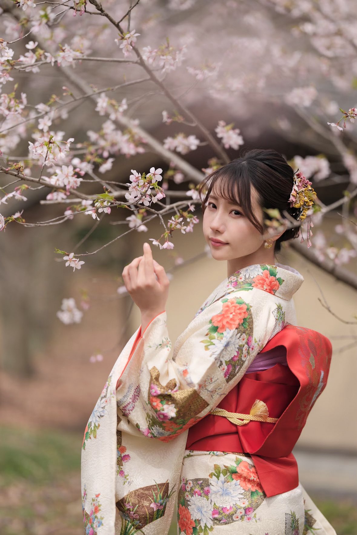 女人穿着吉莫诺,头发里有花朵。