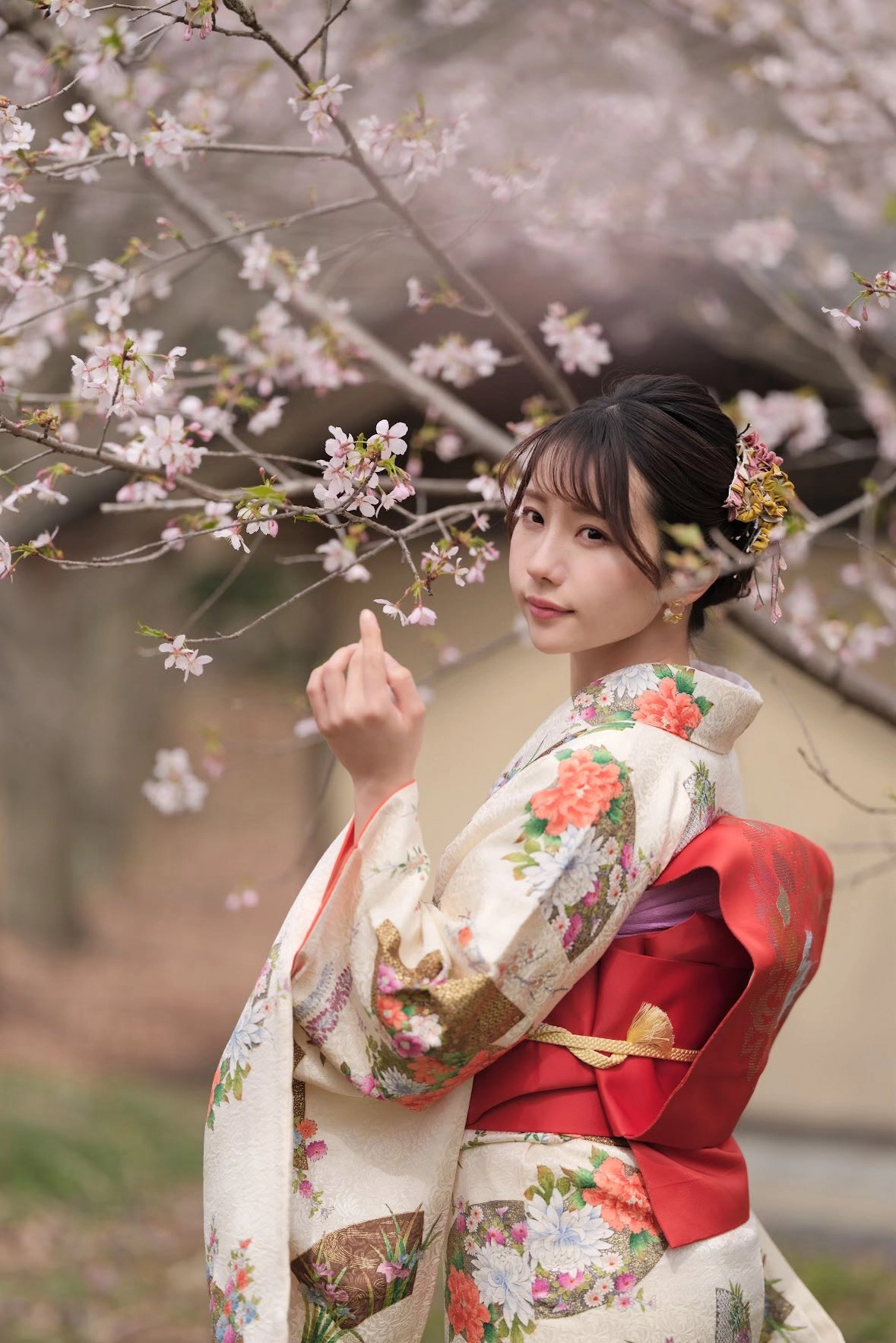 女人穿着吉莫诺,头发里有花朵。