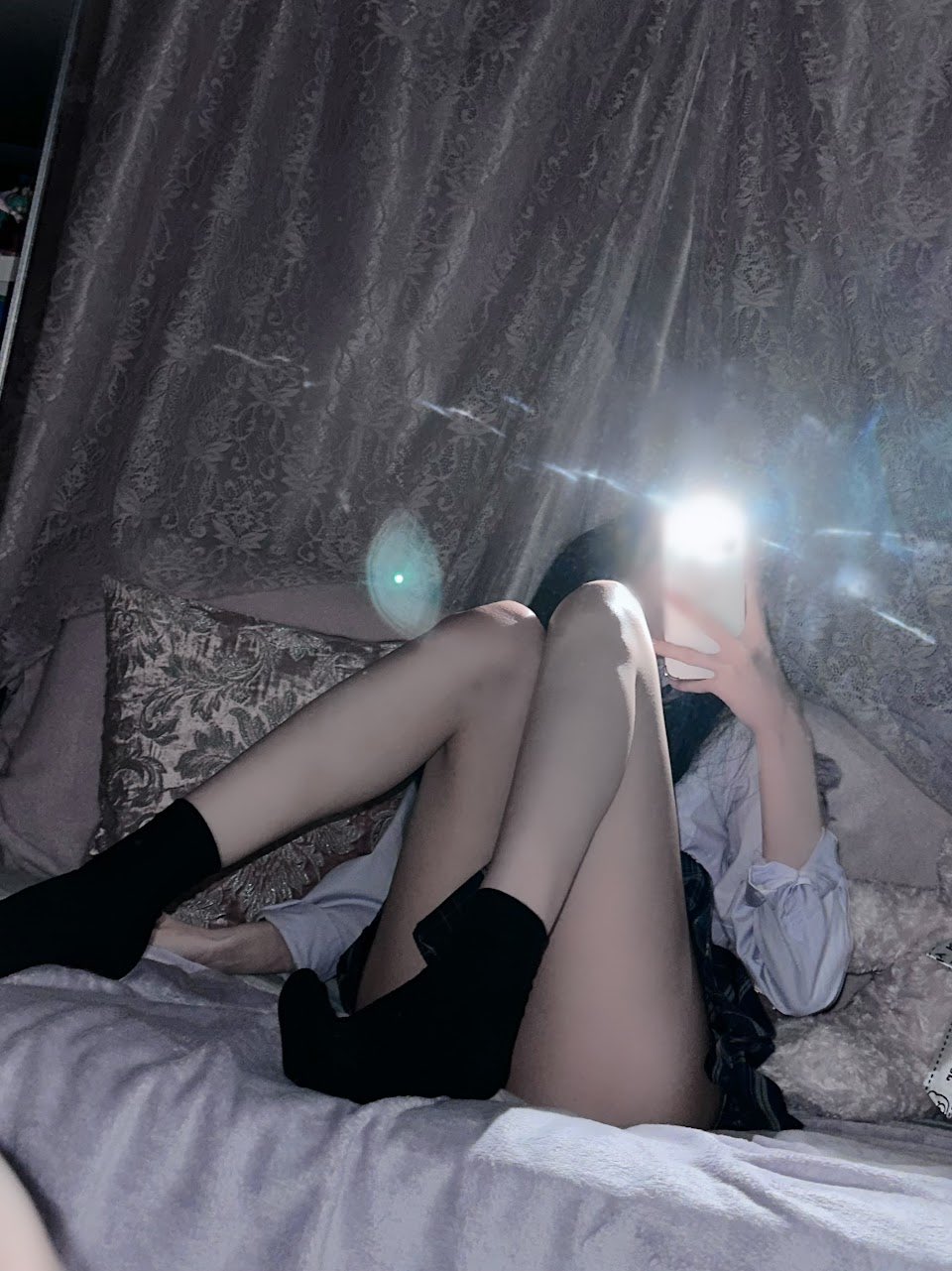 女人在卧室里拍自拍。