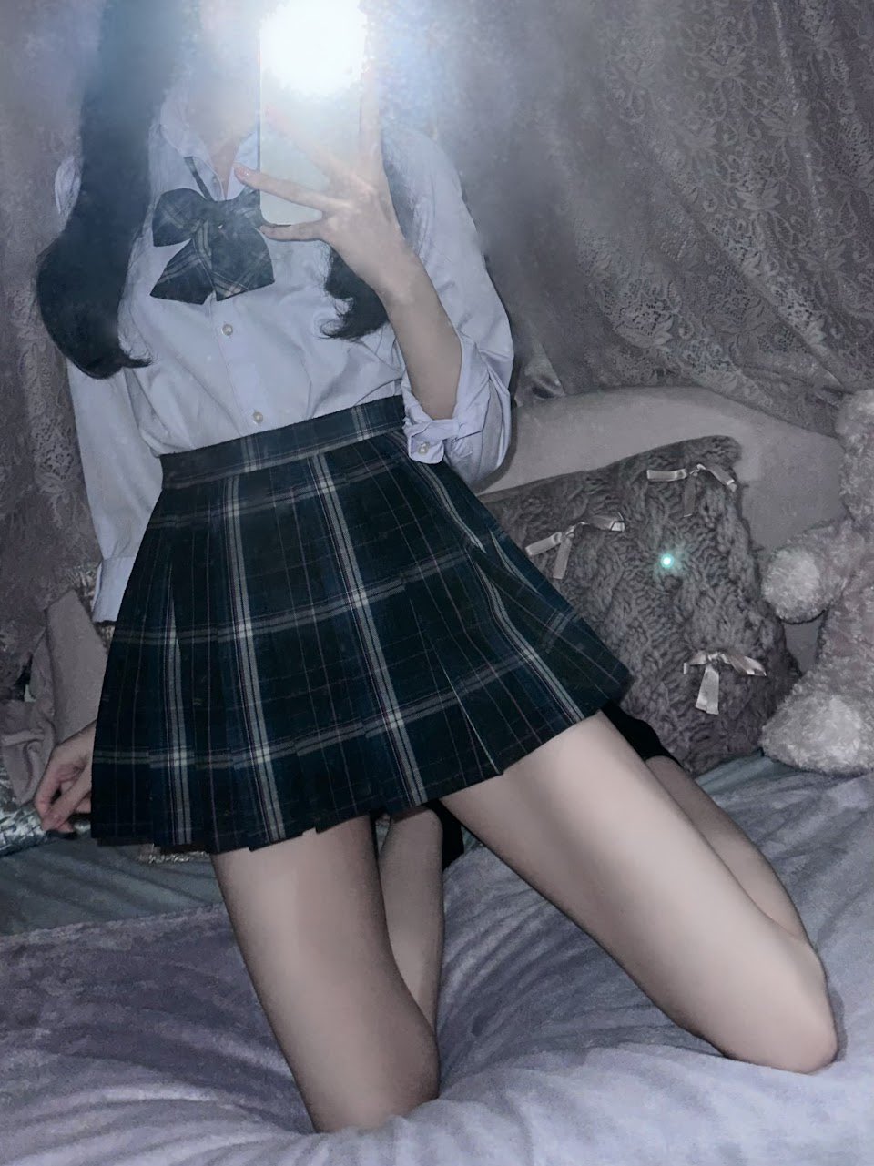 女人在卧室里拍自拍。