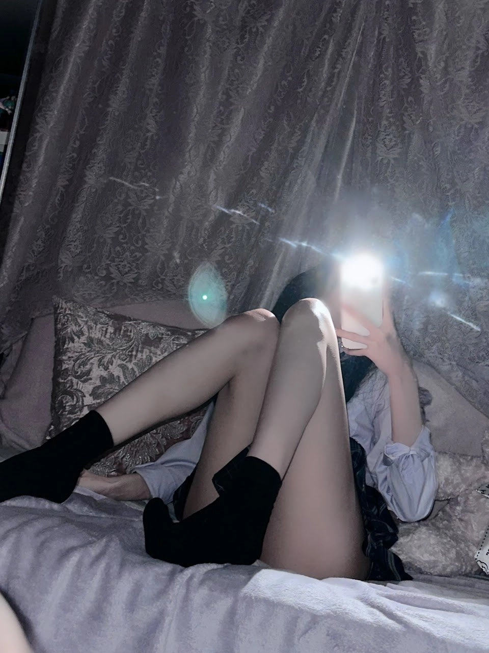 女人在卧室里拍自拍。