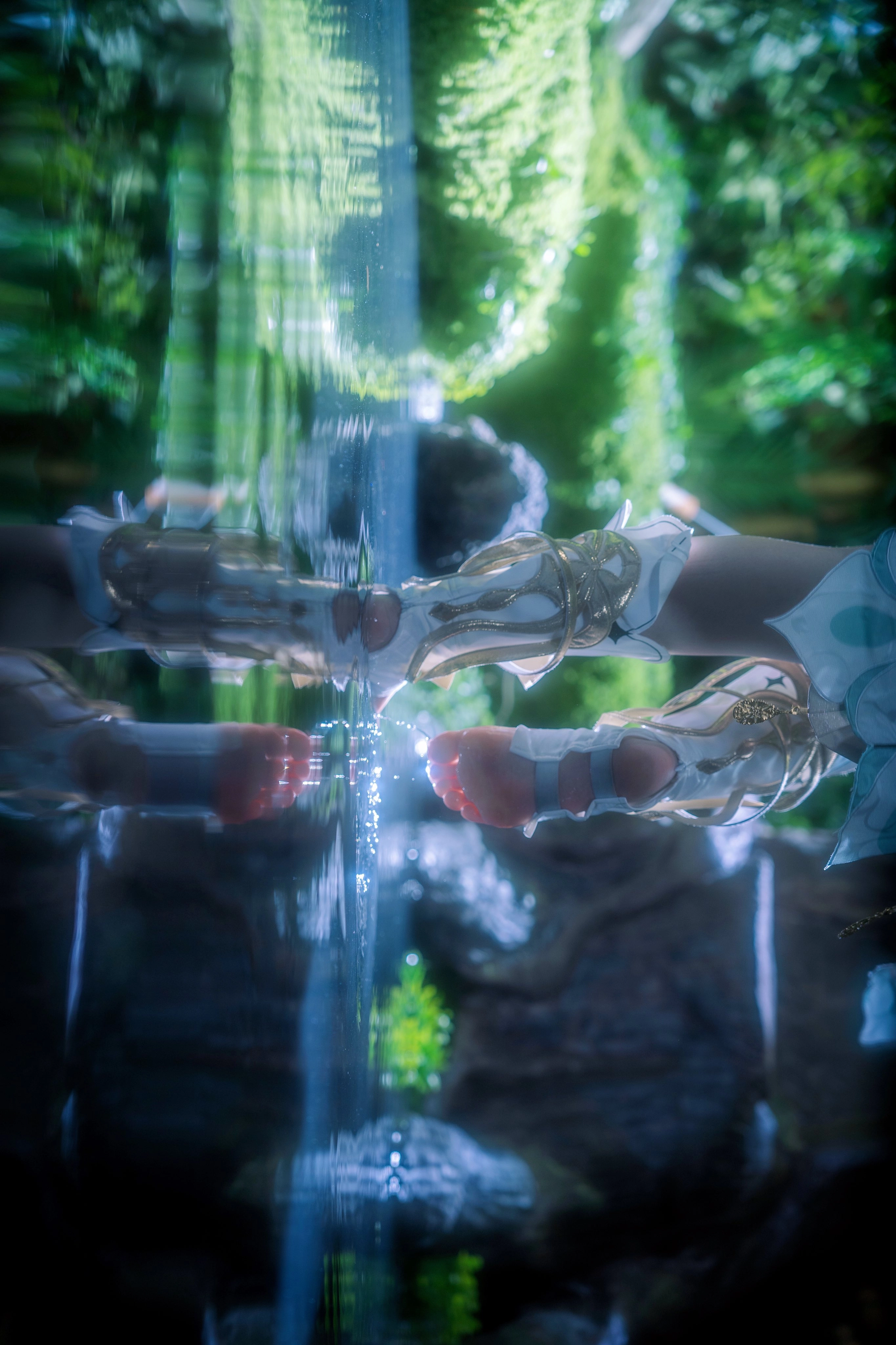 人在瀑布中的反射。