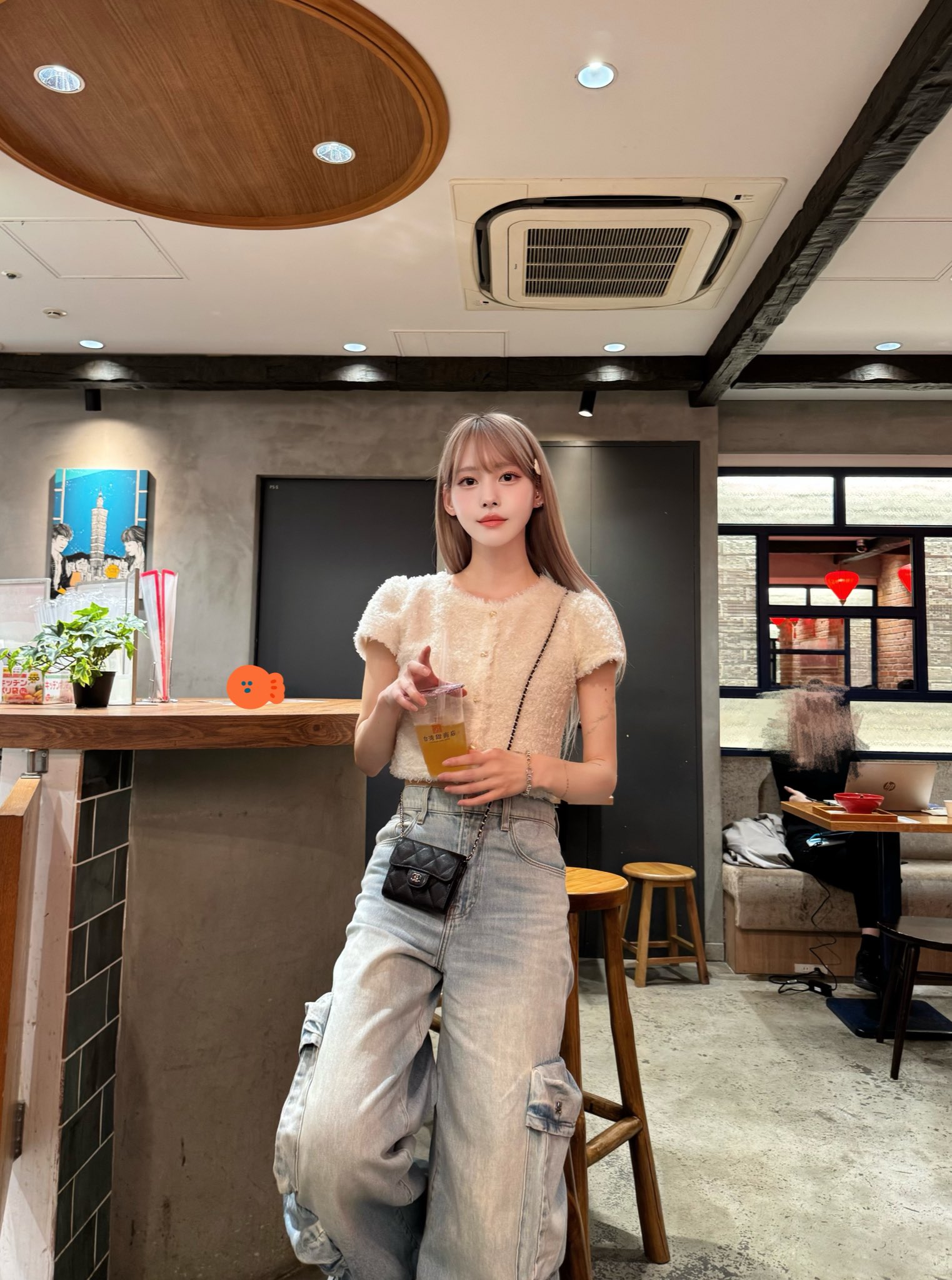 女人坐在咖啡厅的椅子上。