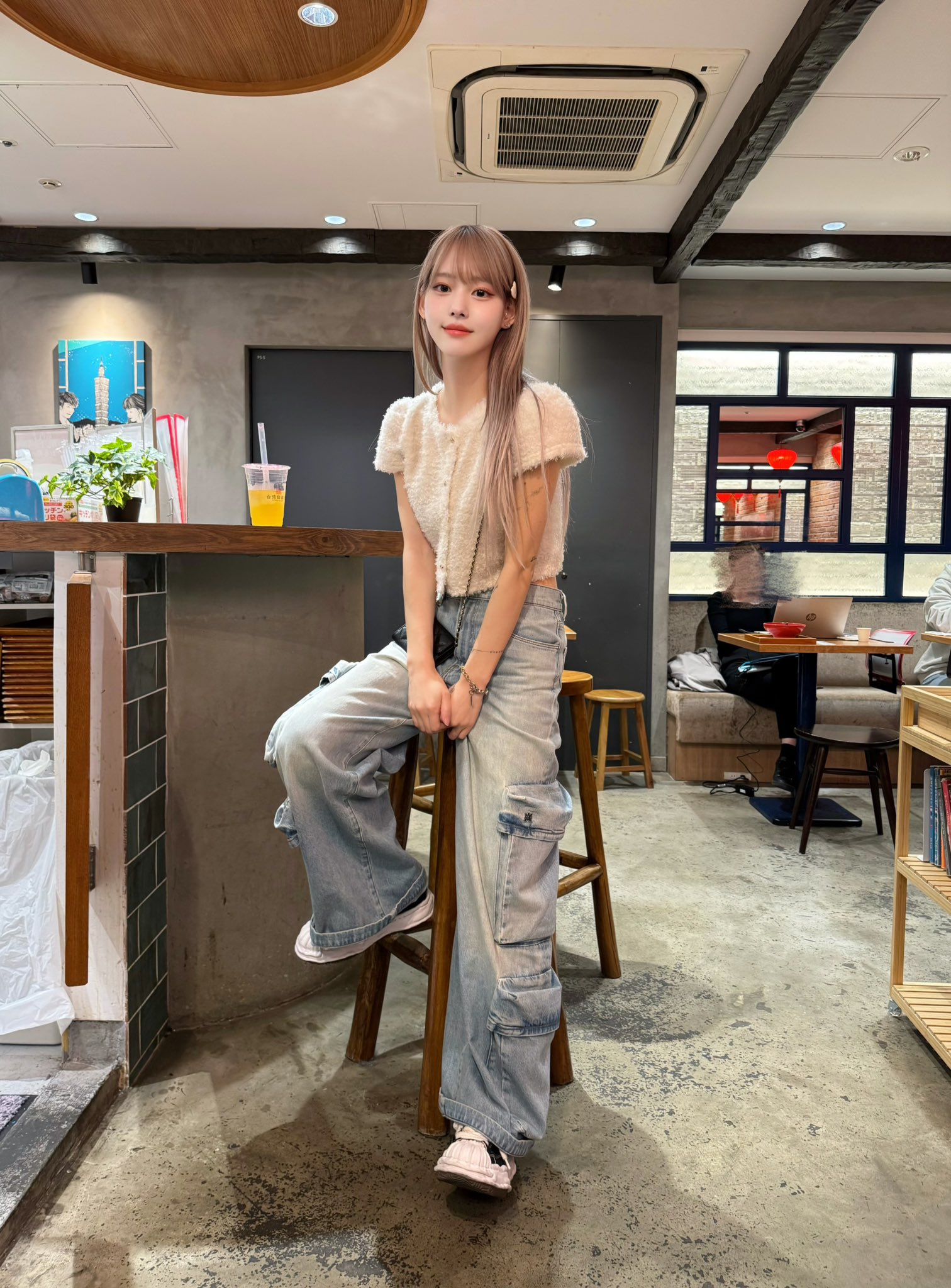 女人坐在咖啡厅的椅子上。