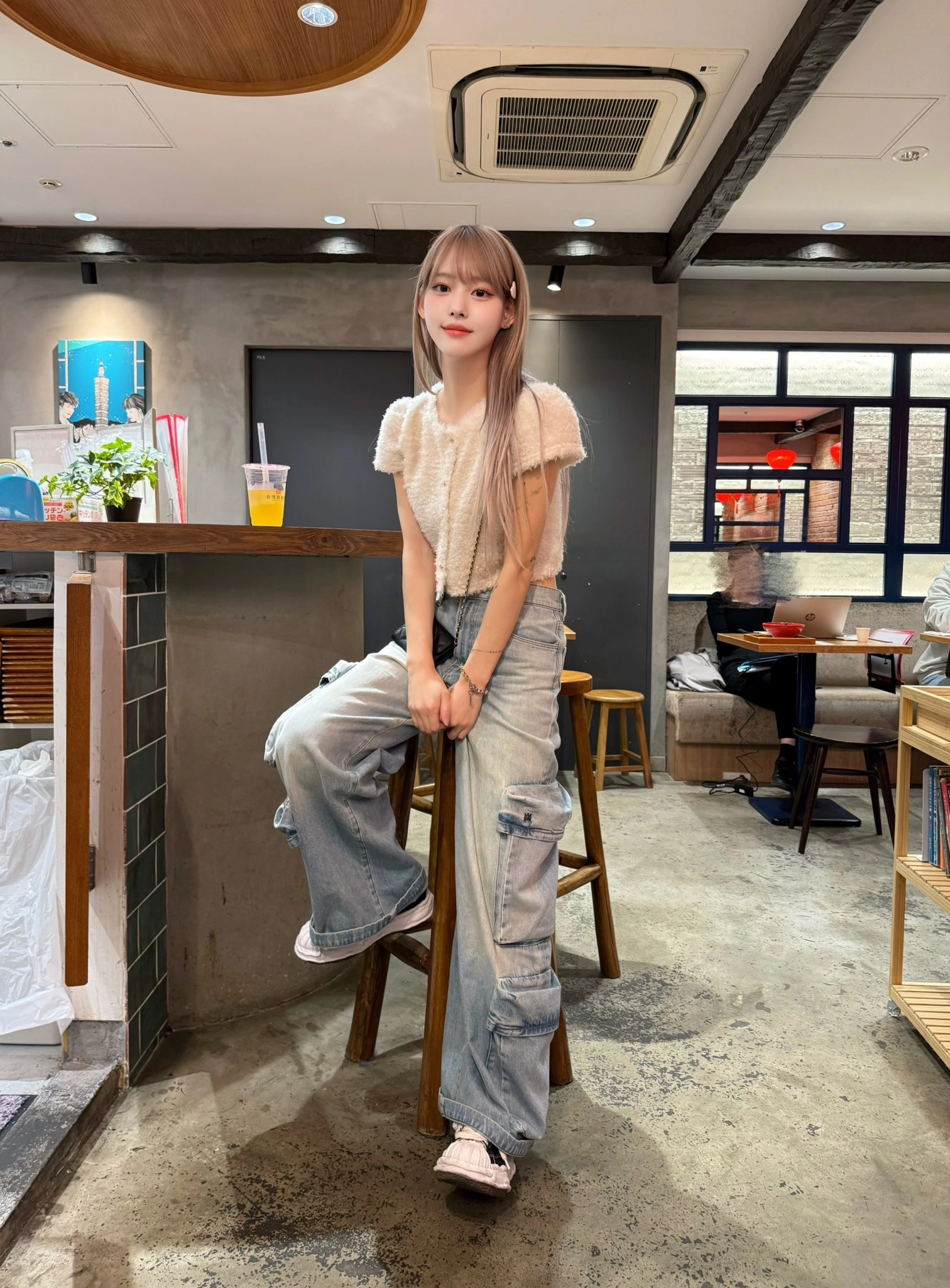 女人坐在咖啡厅的椅子上。