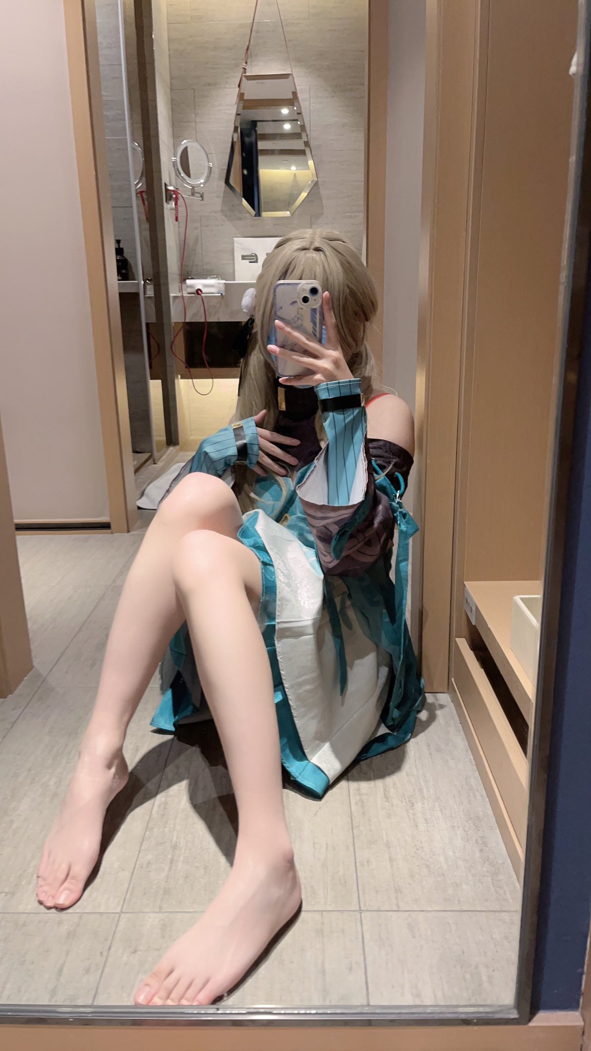 女人在镜子里拍自拍。