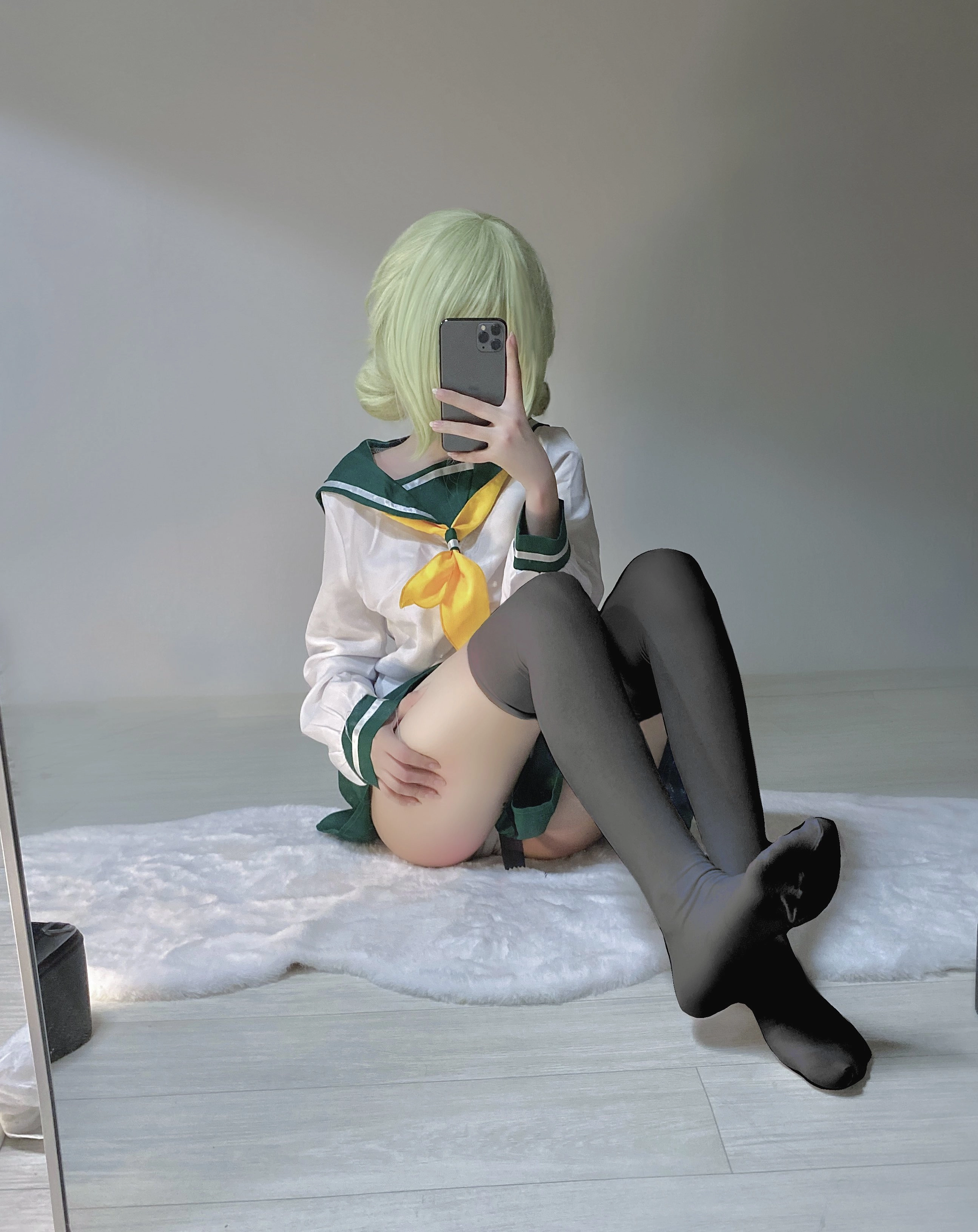 一名穿着校服的女子拍了个自拍。