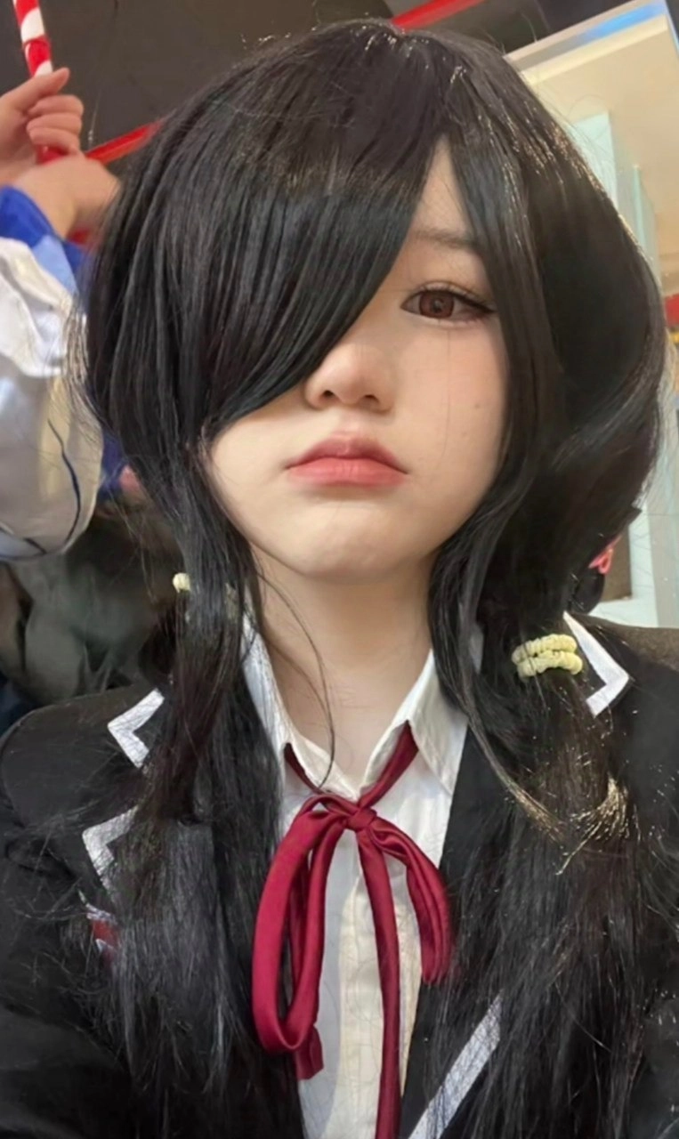 黑头发的女孩和一个黑弓。