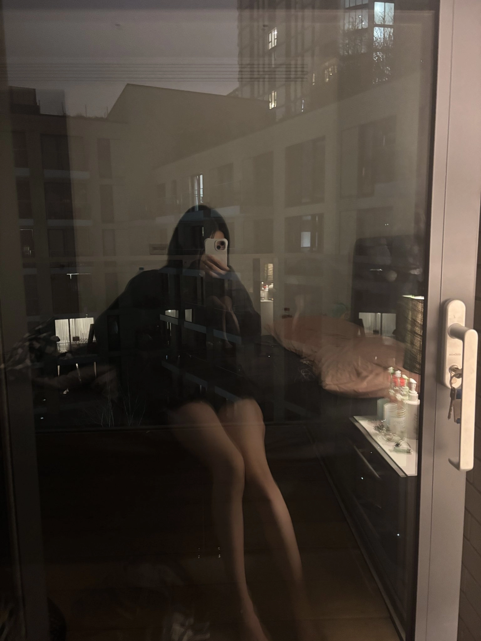 女人在镜子里拍自拍。