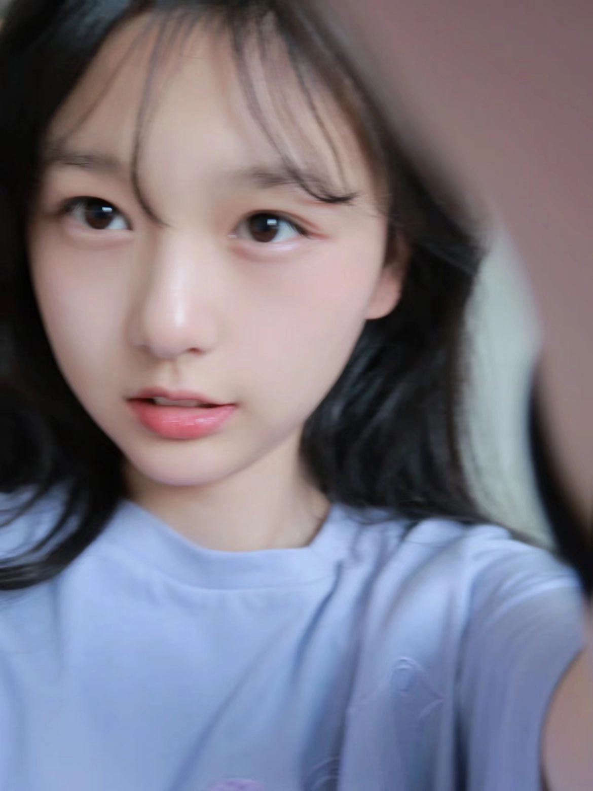 长头发的女孩和一个粉红色的衬衫。