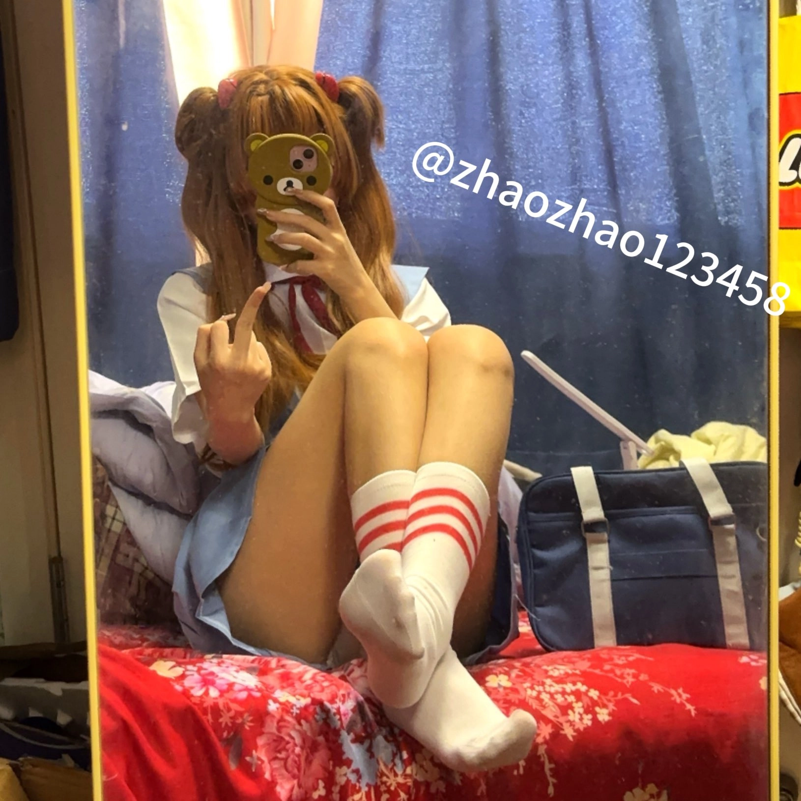 女孩在镜子前拍自拍。