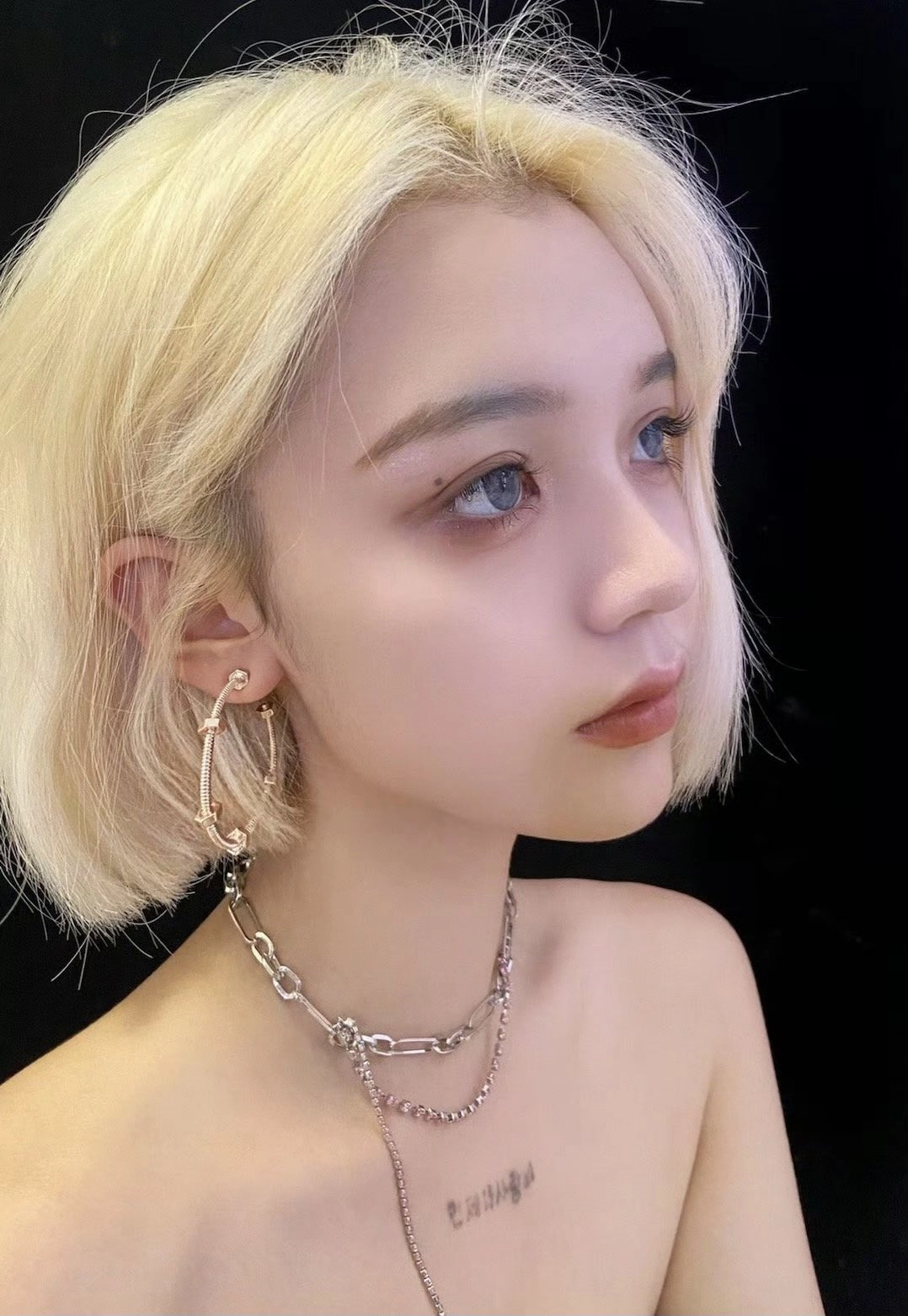 金发的女人和一个银色的项链。