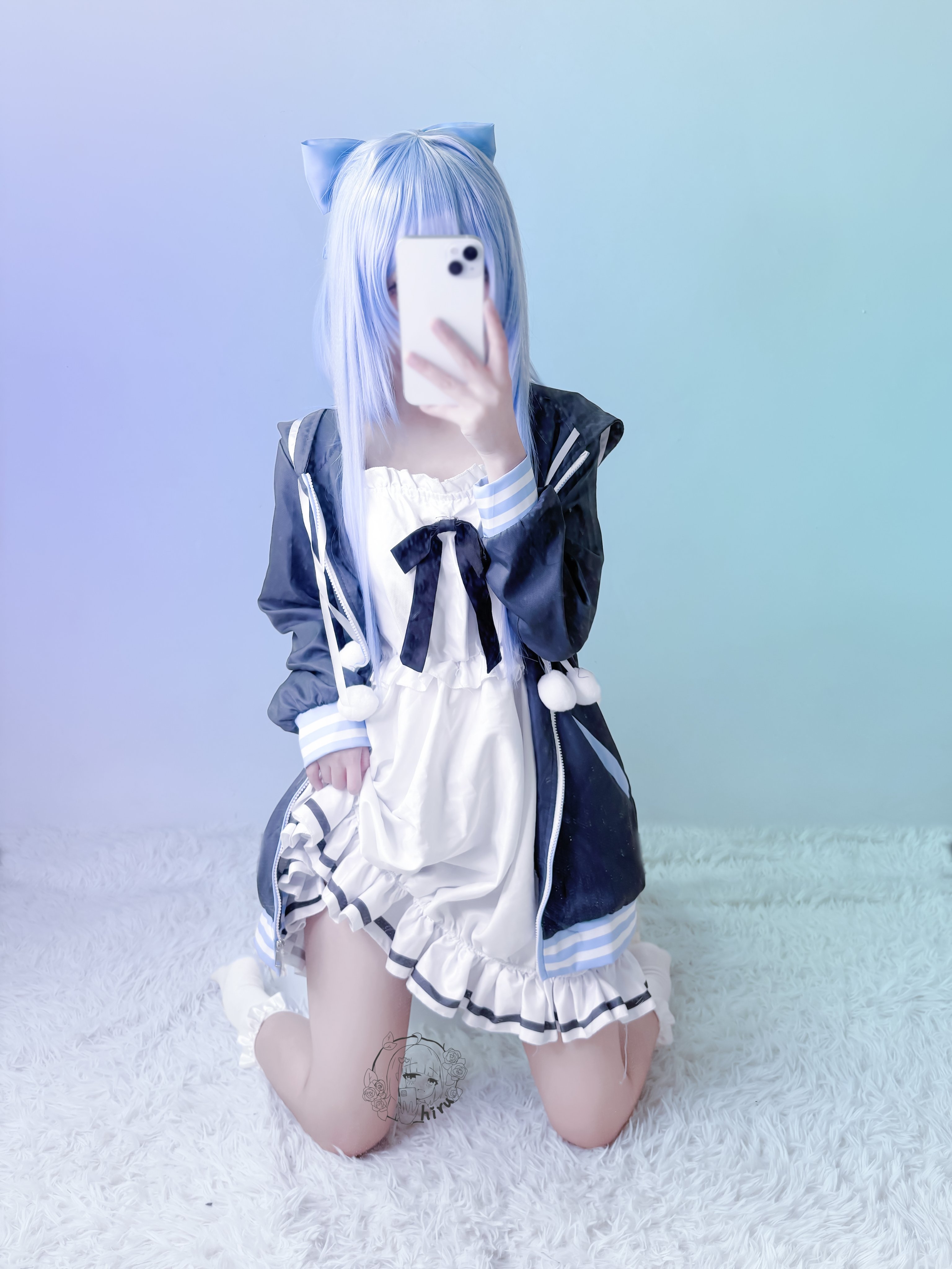 穿蓝色衣服的女人拍了一张自拍。