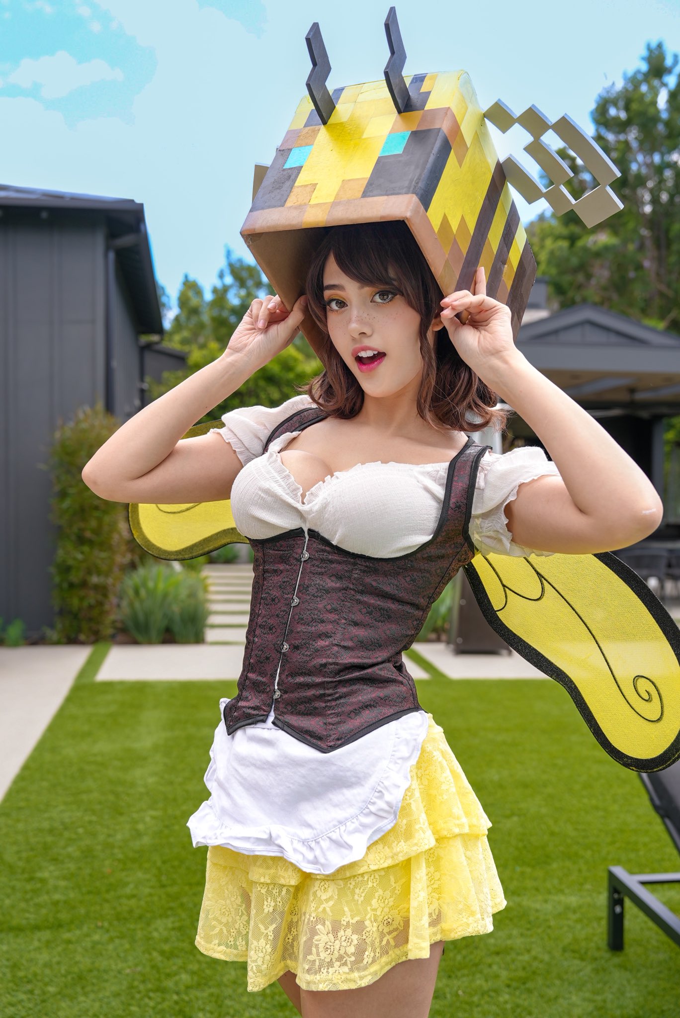 女人穿着一件纸蜂服装。