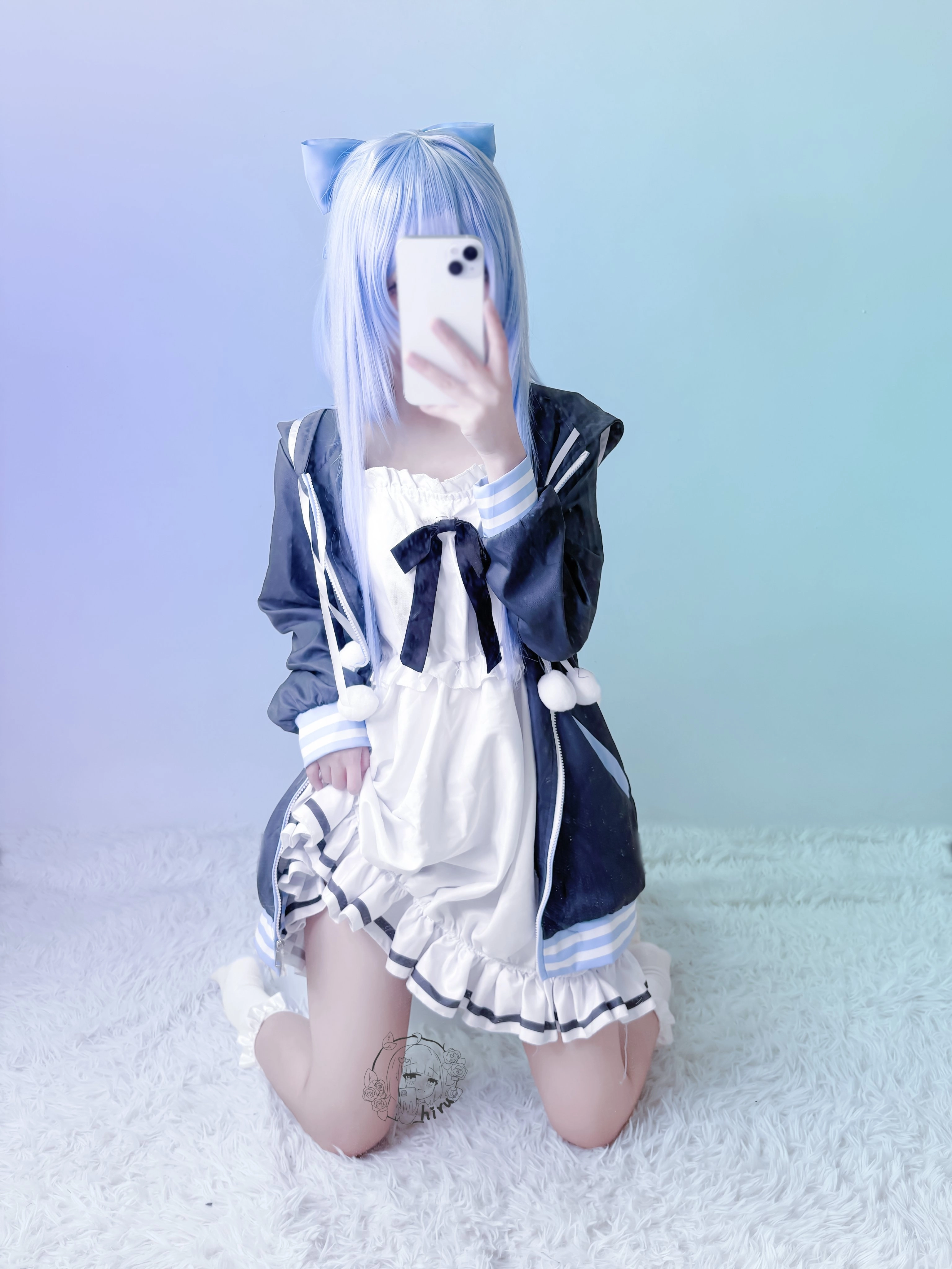 穿蓝色衣服的女人拍了一张自拍。