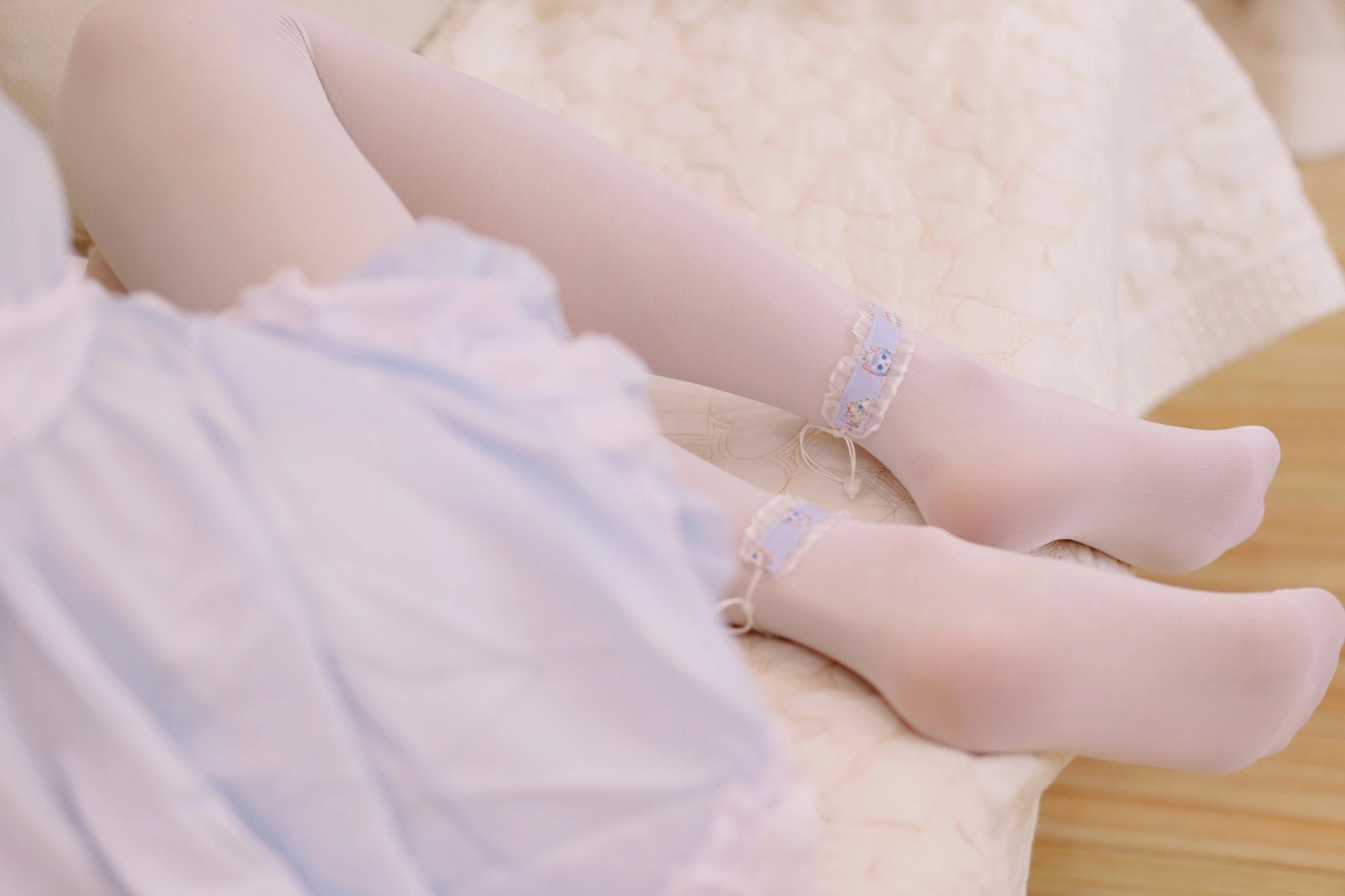 一位女人穿着蓝色裙子,穿着白色袜子和蓝色的鞋子。