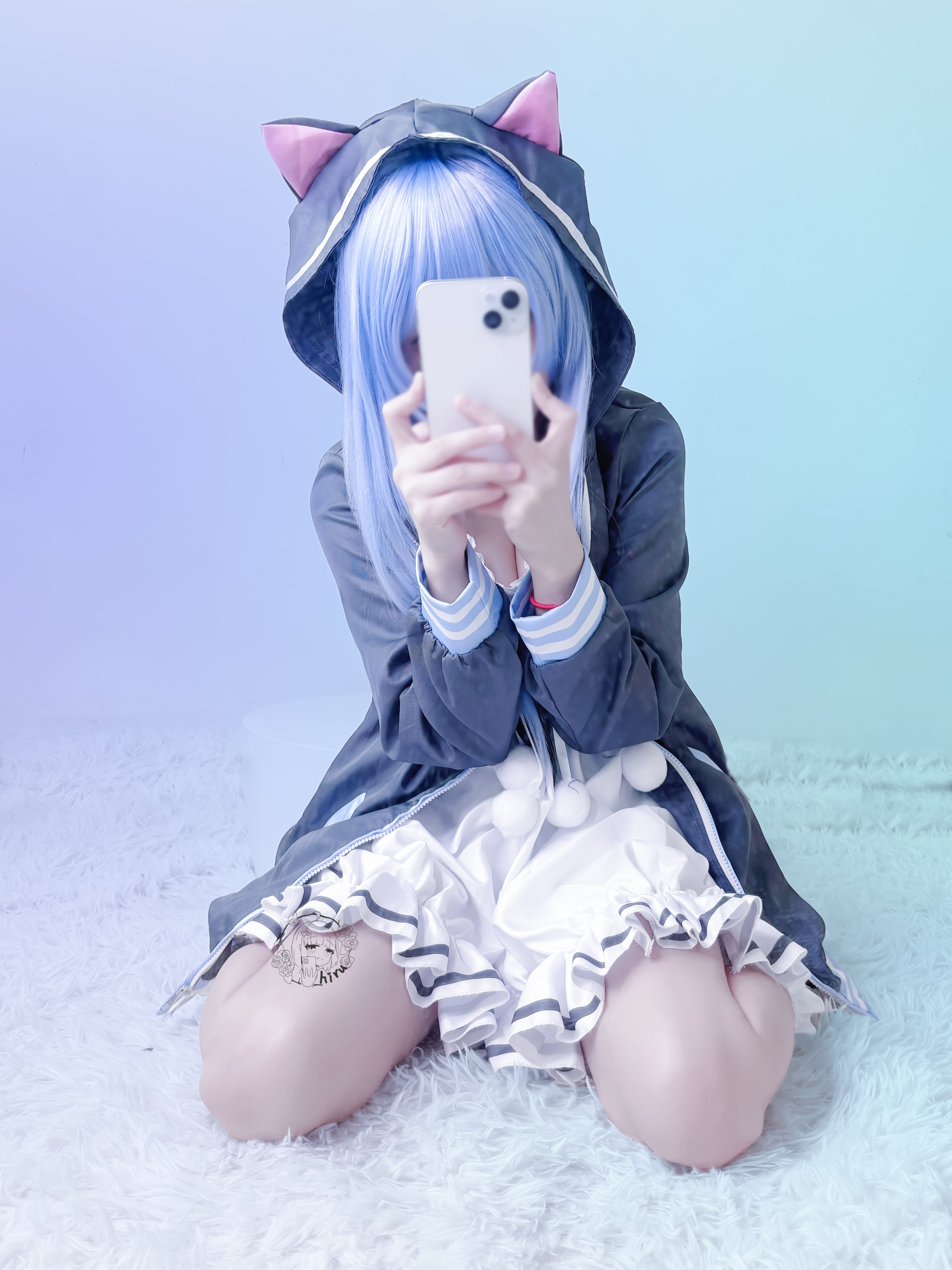 穿蓝色衣服的女人拍了一张自拍。