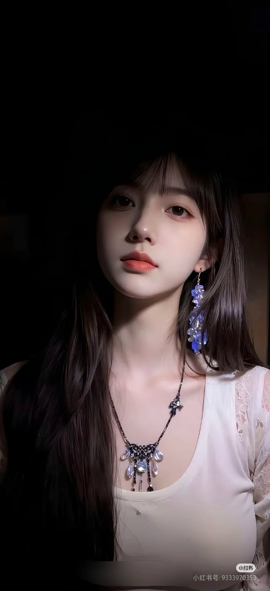 长头发和项链的女人。