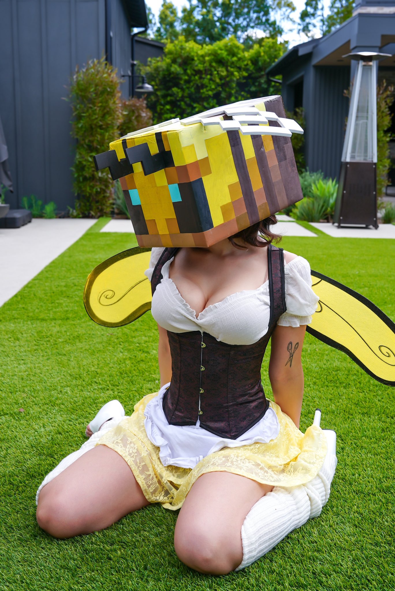 女人穿着一件纸蜂服装。