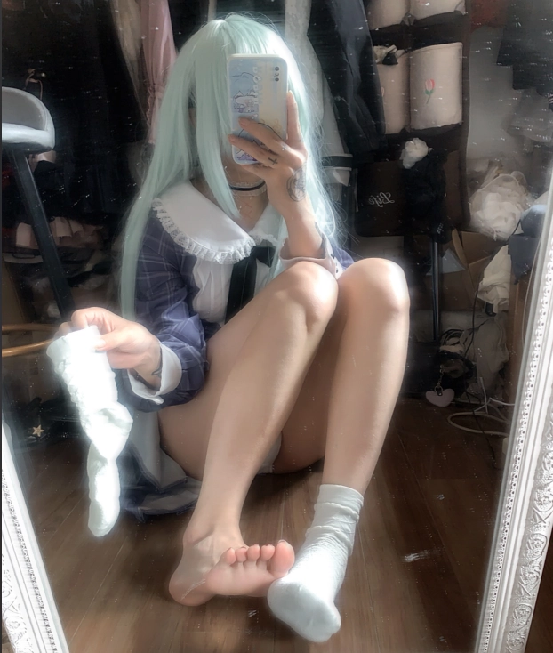 女人在镜子里拍自拍。