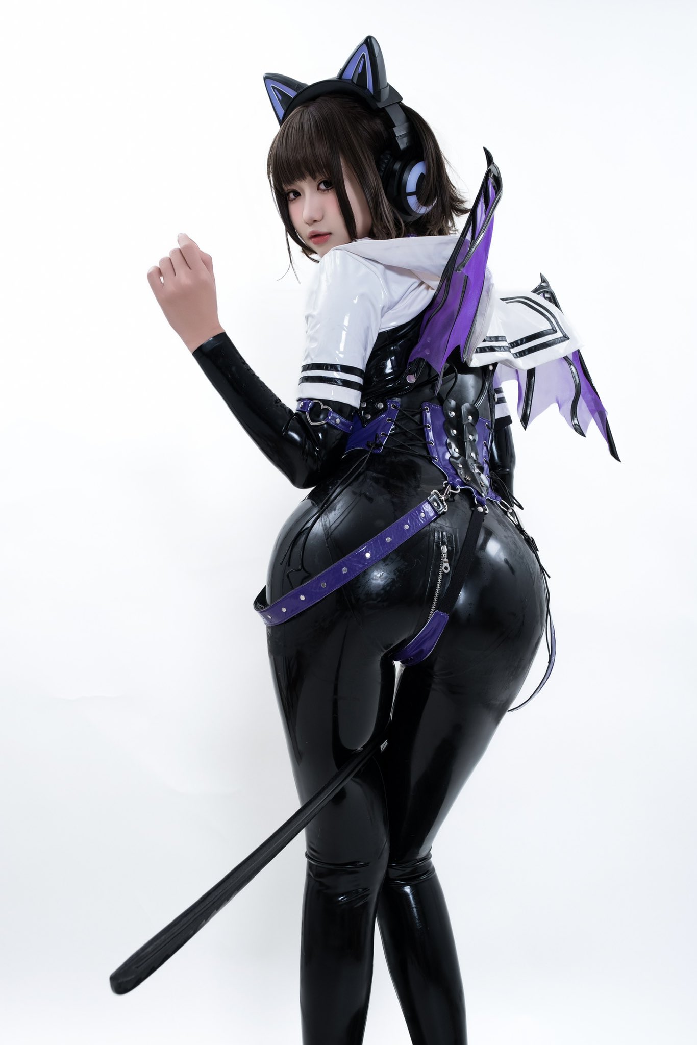 戴着紫色项链和黑色手套的女人。