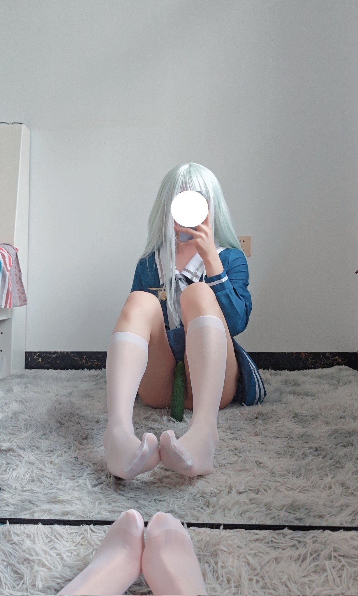 女人手里拿着绿色的玉米。