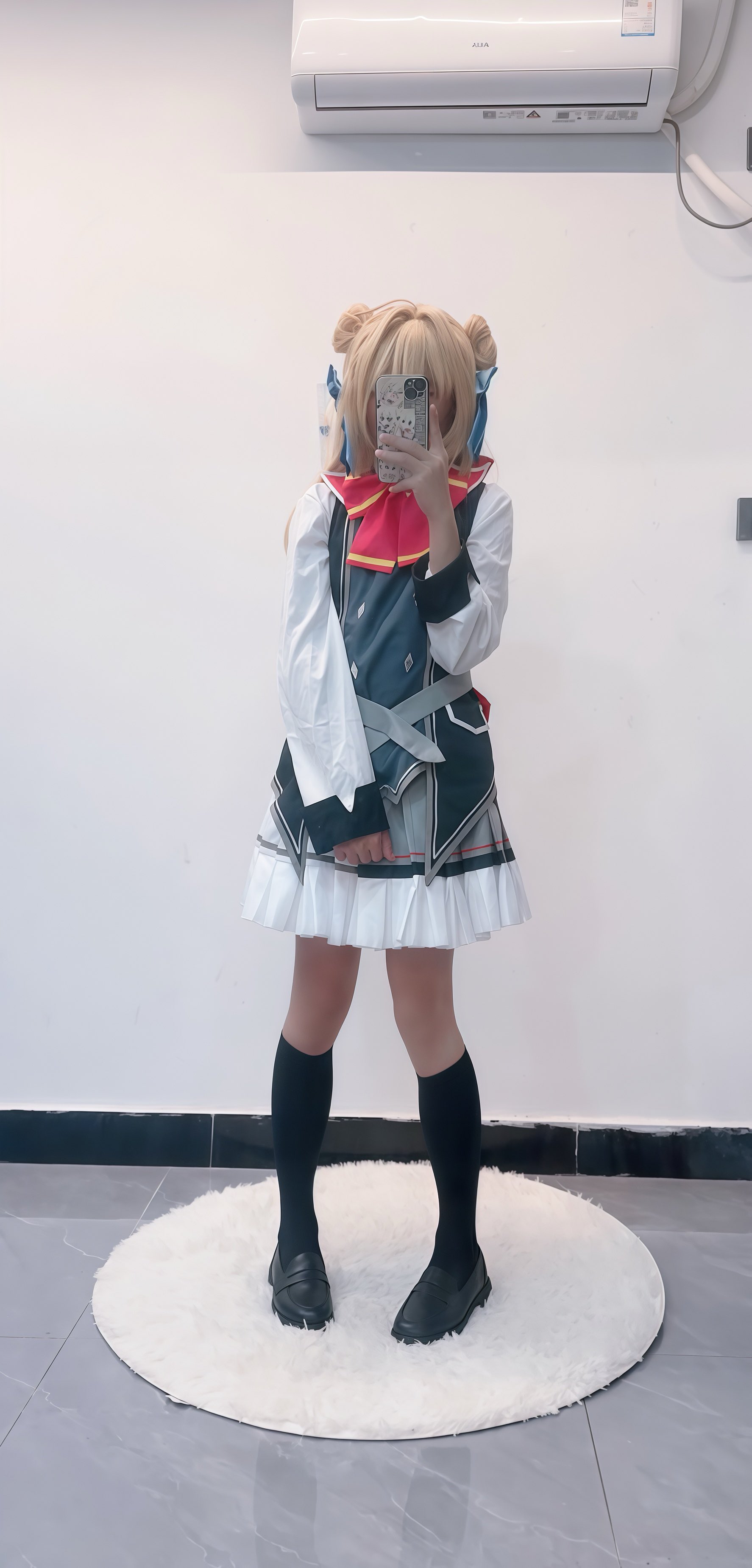 穿着服装的女人拍了一张自拍。