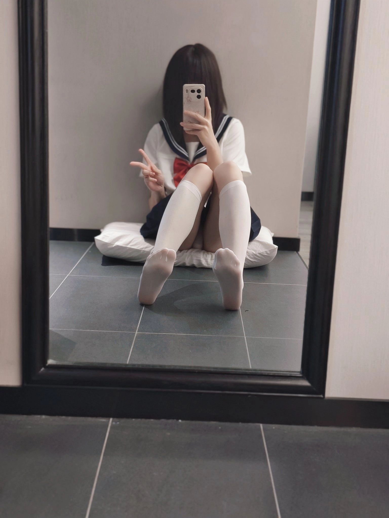 女孩在镜子里拍自拍。