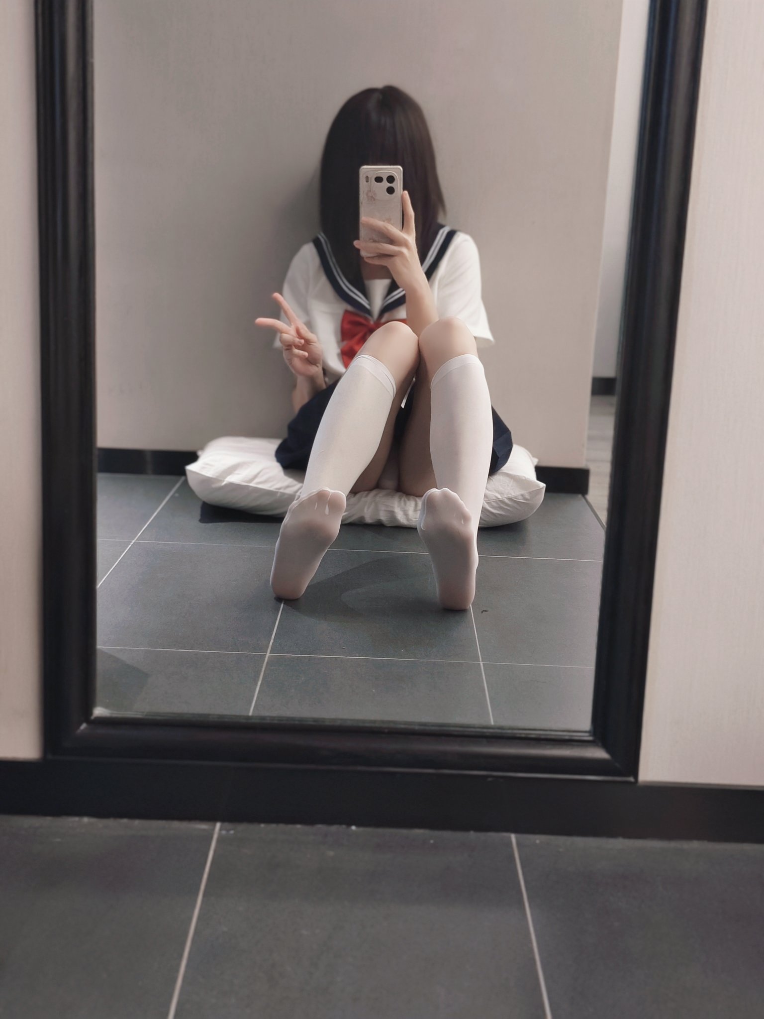 女孩在镜子里拍自拍。